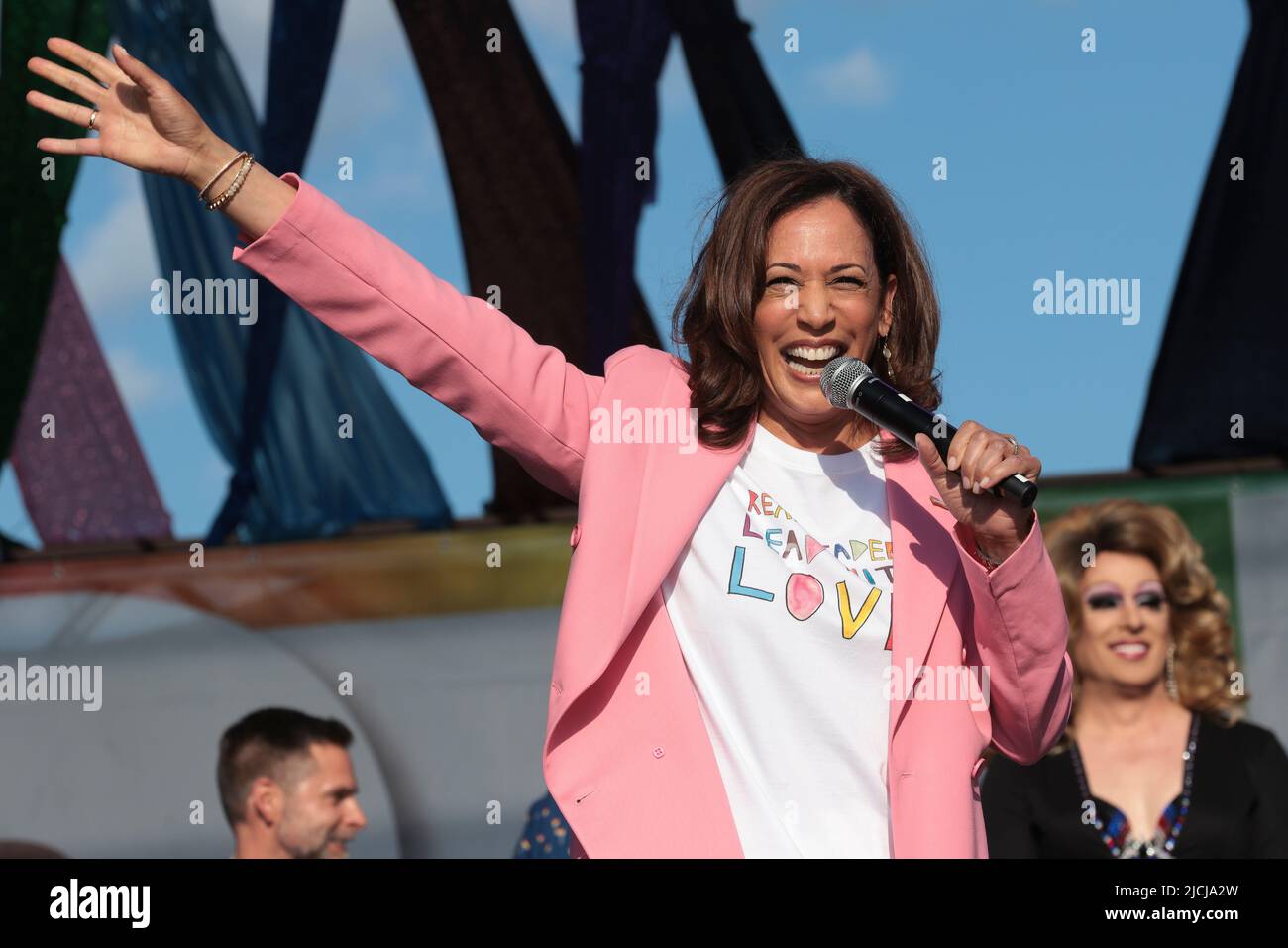 Washington, DC. 12.. Juni 2022. Die Vizepräsidentin der Vereinigten Staaten, Kamala Harris, spricht beim jährlichen Capital Pride Festival auf der Pennsylvania Avenue am 12. Juni 2022 in Washington, DC. Quelle: Oliver Contreras/Pool via CNP/dpa/Alamy Live News Stockfoto