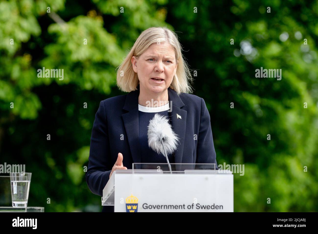 (220613) -- STOCKHOLM, 13. Juni 2022 (Xinhua) -- die schwedische Premierministerin Magdalena Andersson spricht auf einer Pressekonferenz am 13. Juni 2022 in Stockholm, Schweden. Im Gegensatz zu früheren Behauptungen, dass der Beitritt Finnlands und Schwedens zur Nordatlantikvertragsorganisation (NATO) ein schneller Prozess sein würde, sagte der Generalsekretär des Militärbündnisses, Jens Stoltenberg, am Montag, dass es keine Möglichkeit gibt, genau zu sagen, wann dies bei einem Besuch in Schweden geschehen wird. (Magnus Liljegren/Regierungsbüros von Schweden/Handout über Xinhua) Stockfoto