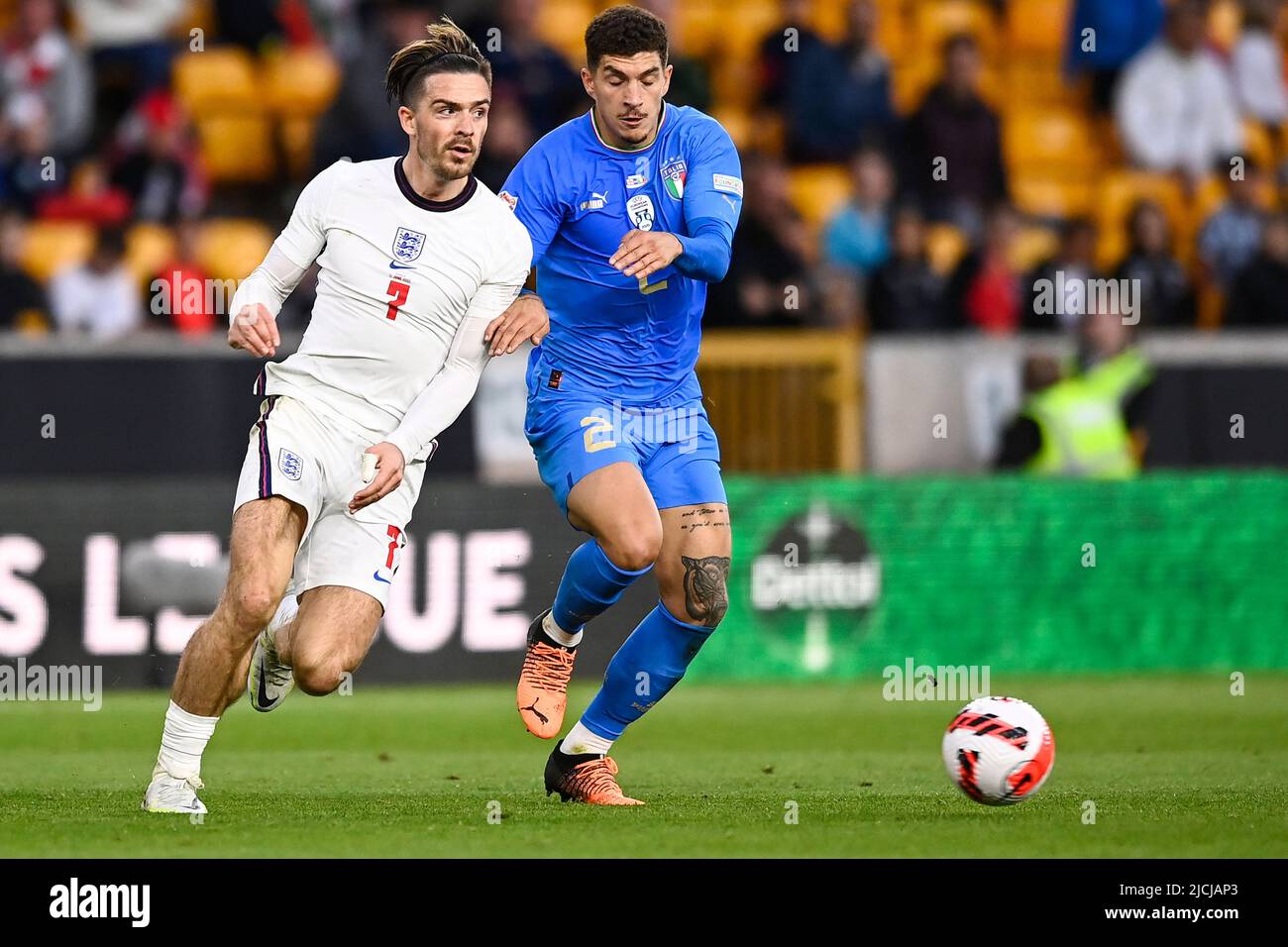 Foto LaPresse - Fabio Ferrari11 Giugno 2022 Wolverhampton, Regno Uneto Sport Calcio Inghilterra vs Italia - UEFA Nations League - Gruppo C Giornata 3/6 - Stadio Molineux. Nella foto:Giovanni Di Lorenzo (Italien) Grealish(England) Photo LaPresse - Fabio Ferrari Juni, 11 2022 Wolverhampton, Vereinigtes Königreich Sportfußball England gegen Italien - UEFA Nations League - Gruppe C 3/6 - Molineux Stadium. Im Bild:Giovanni Di Lorenzo (Italien) Grealish (England) Stockfoto