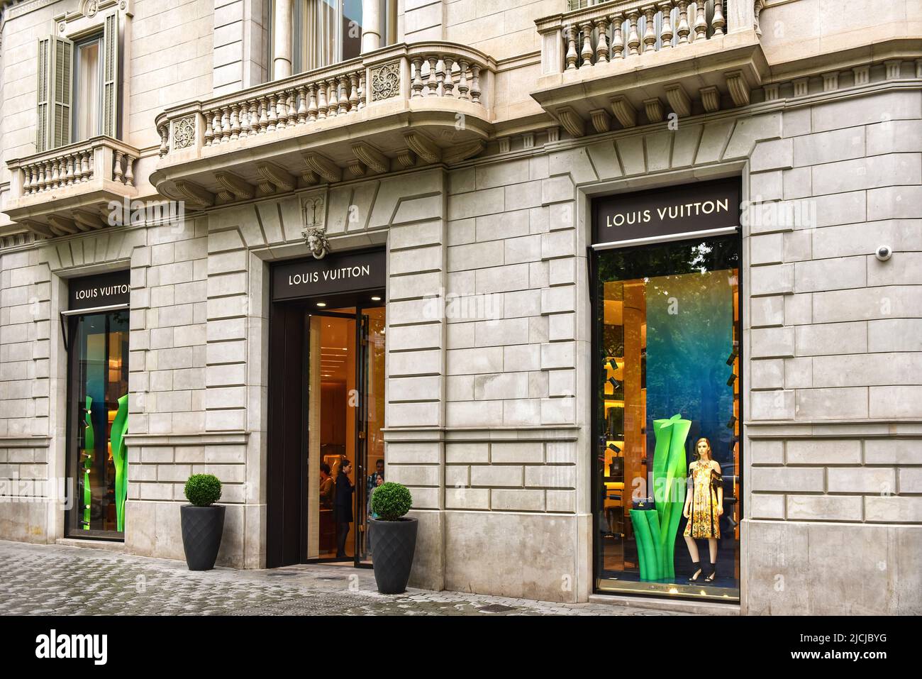 Barcelona, Spanien - 5. Mai 2018: Louis Vuitton, das französische Luxusmodehaus, das 1854 gegründet wurde, befindet sich am Paseo de Gràcia, einem exklusiven Einkaufsviertel. Stockfoto