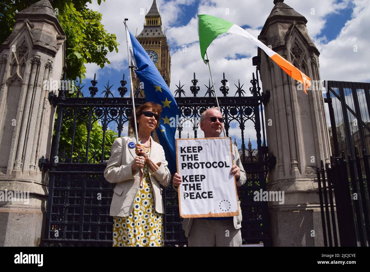 London, Großbritannien. 13.. Juni 2022. Vor dem Parlament stehen Demonstranten, die EU- und Irlandflaggen halten und ein Plakat zum „Halten des Protokolls“ halten. Die britische Regierung hat einen Gesetzesentwurf zur Neufassung des Nordirlandprotokolls veröffentlicht. Kredit: SOPA Images Limited/Alamy Live Nachrichten Stockfoto