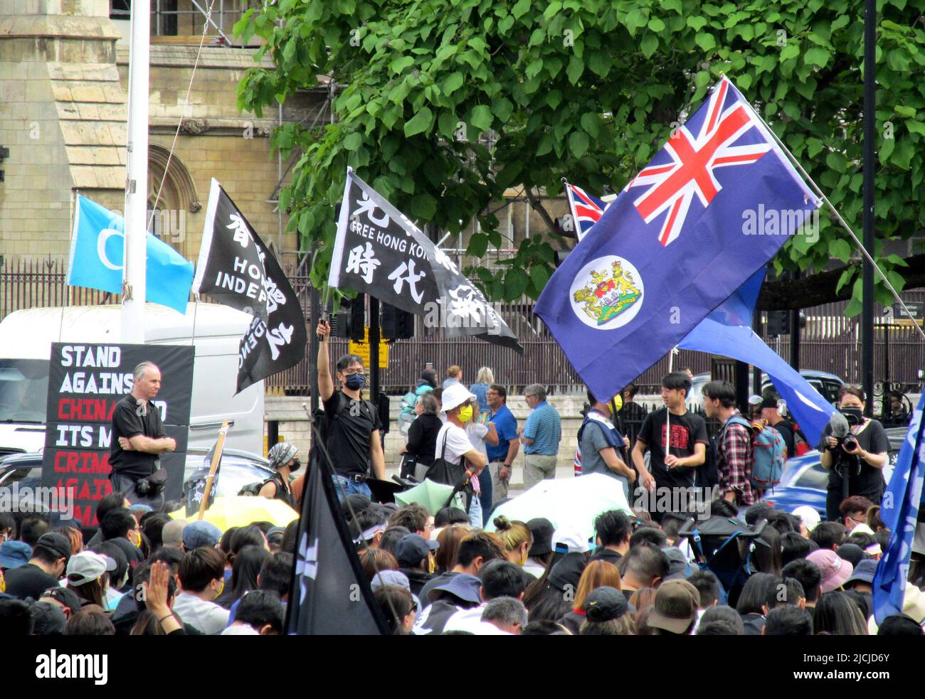 Demonstration der Unabhängigkeitsproteste von Hongkong vor dem Parlament in London mit Hunderten von Anhängern aus China mit ihren Spruchbändern. Stockfoto