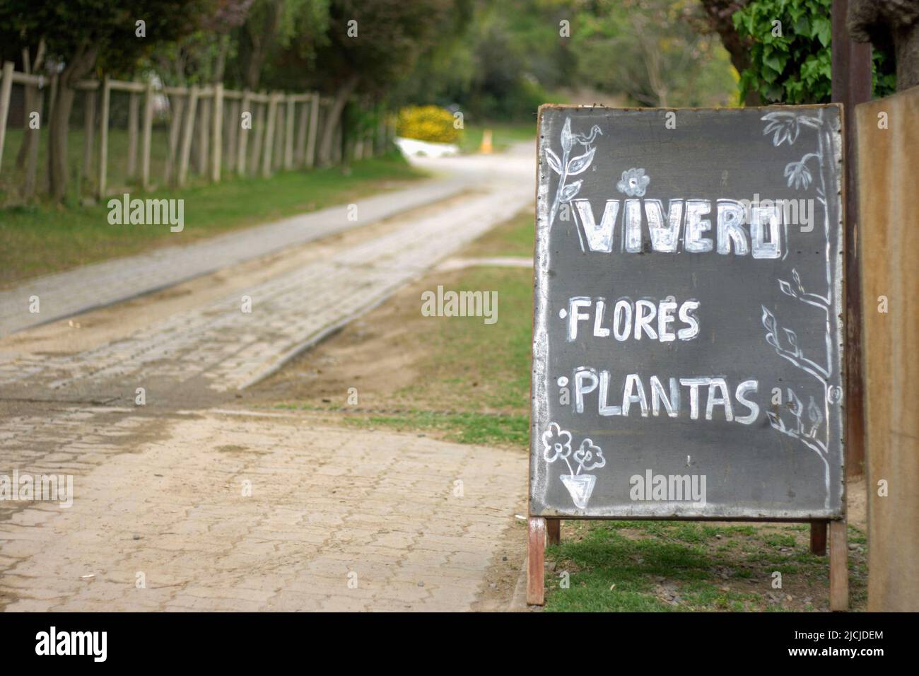 Landstraße mit Schild zum Verkauf von Blumen und Pflanzen Stockfoto