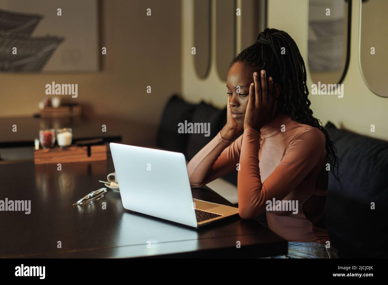 Ängstlich, müde und wütend multirassischen afro amerikanische Geschäftsfrau freiberufliche Arbeit mit Laptop im Café, kreative Büro Stockfoto