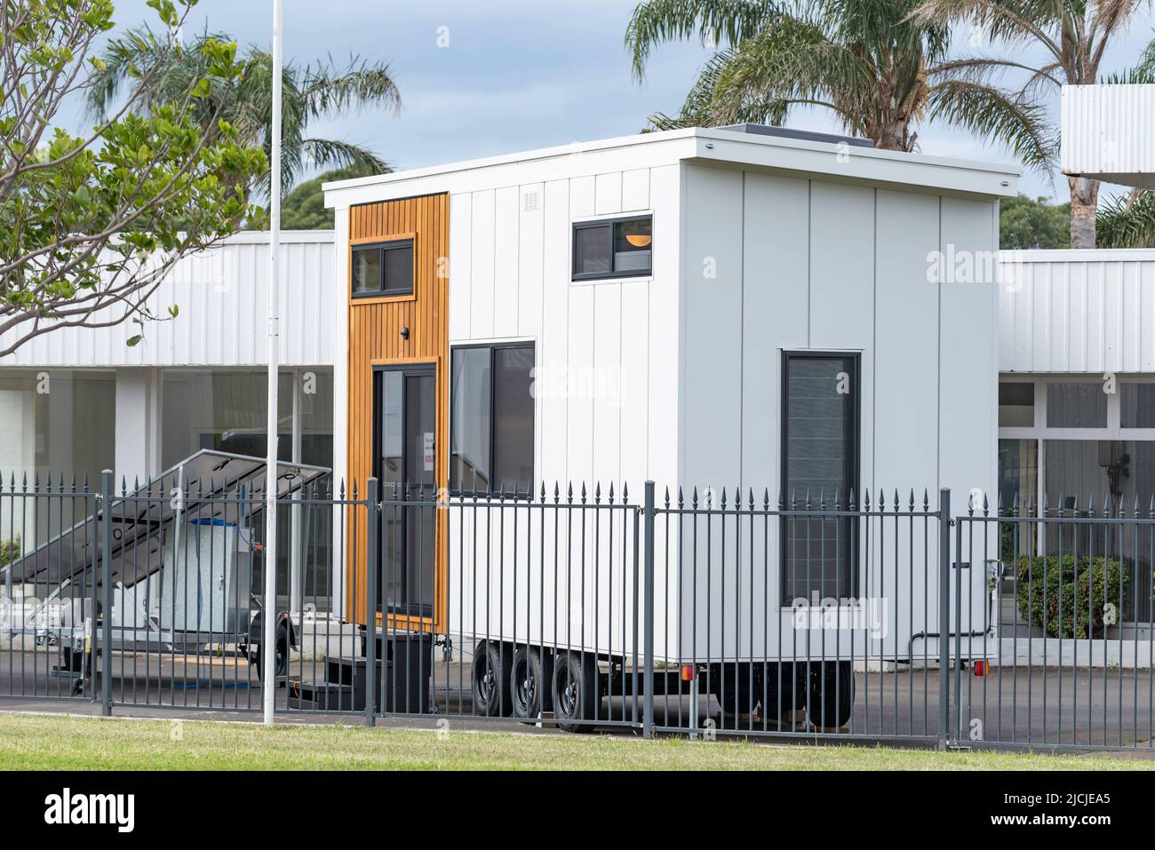 Ein mobiles kleines Haus oder Haus, das in Ulladulla an der Südküste von Australien, New South Wales, zum Verkauf angeboten wird Stockfoto