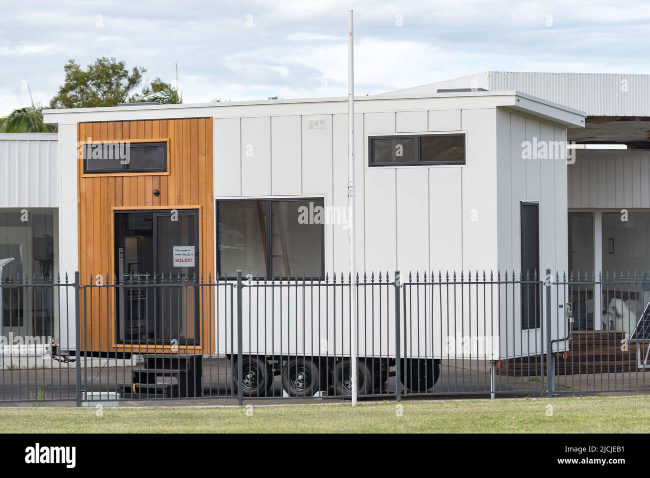 Ein mobiles kleines Haus oder Haus, das in Ulladulla an der Südküste von Australien, New South Wales, zum Verkauf angeboten wird Stockfoto