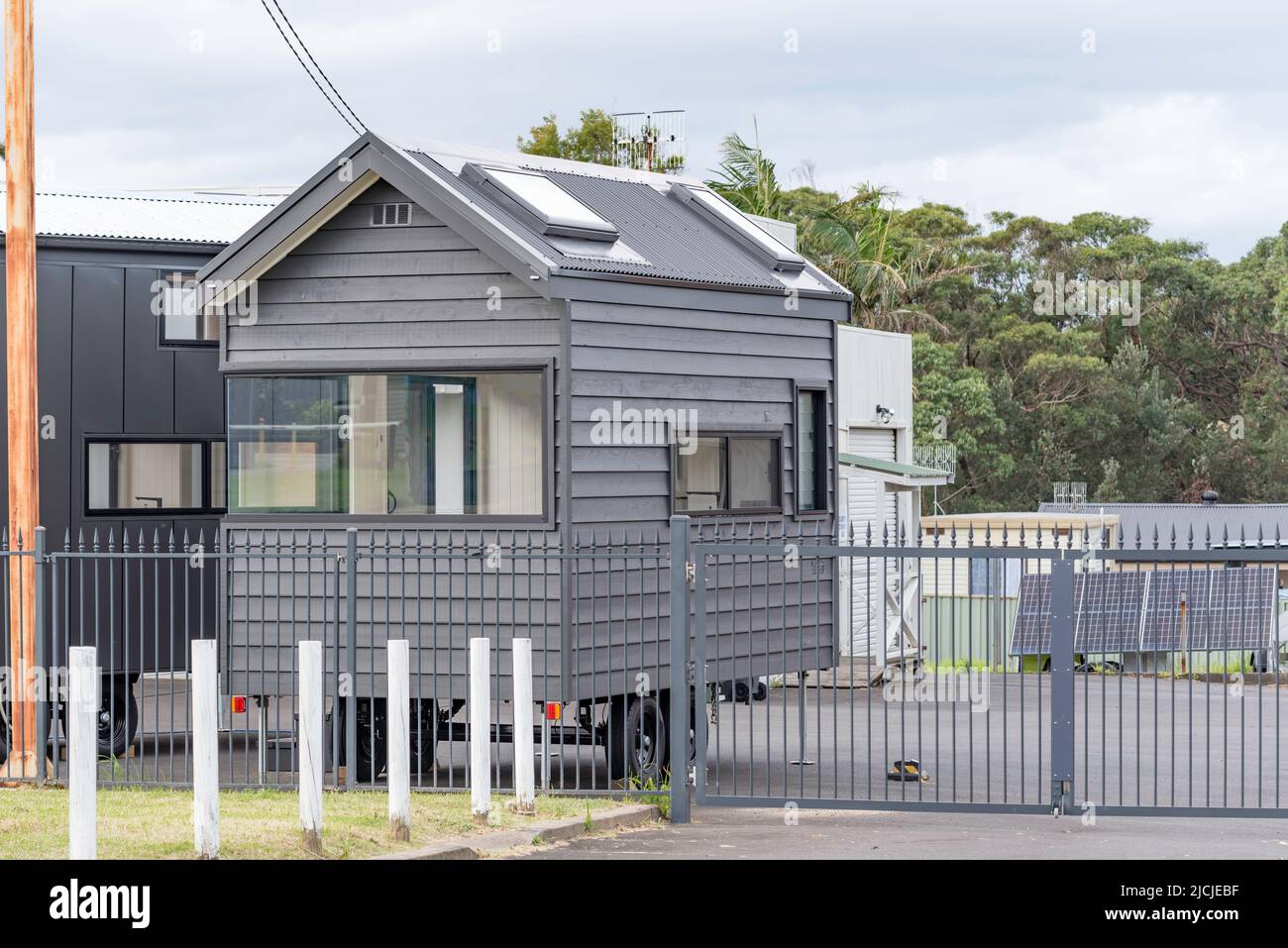 Ein mobiles kleines Haus oder Haus, das in Ulladulla an der Südküste von Australien, New South Wales, zum Verkauf angeboten wird Stockfoto