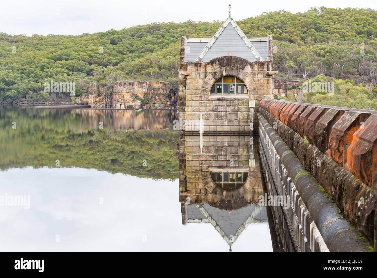 Der Cataract Dam in New South Wales, Australien, wurde 1907 fertiggestellt und besitzt 97 Gigaliter; 26 Milliarden US-Gallonen und ist Teil eines Netzwerks von NSW-Staudämmen Stockfoto