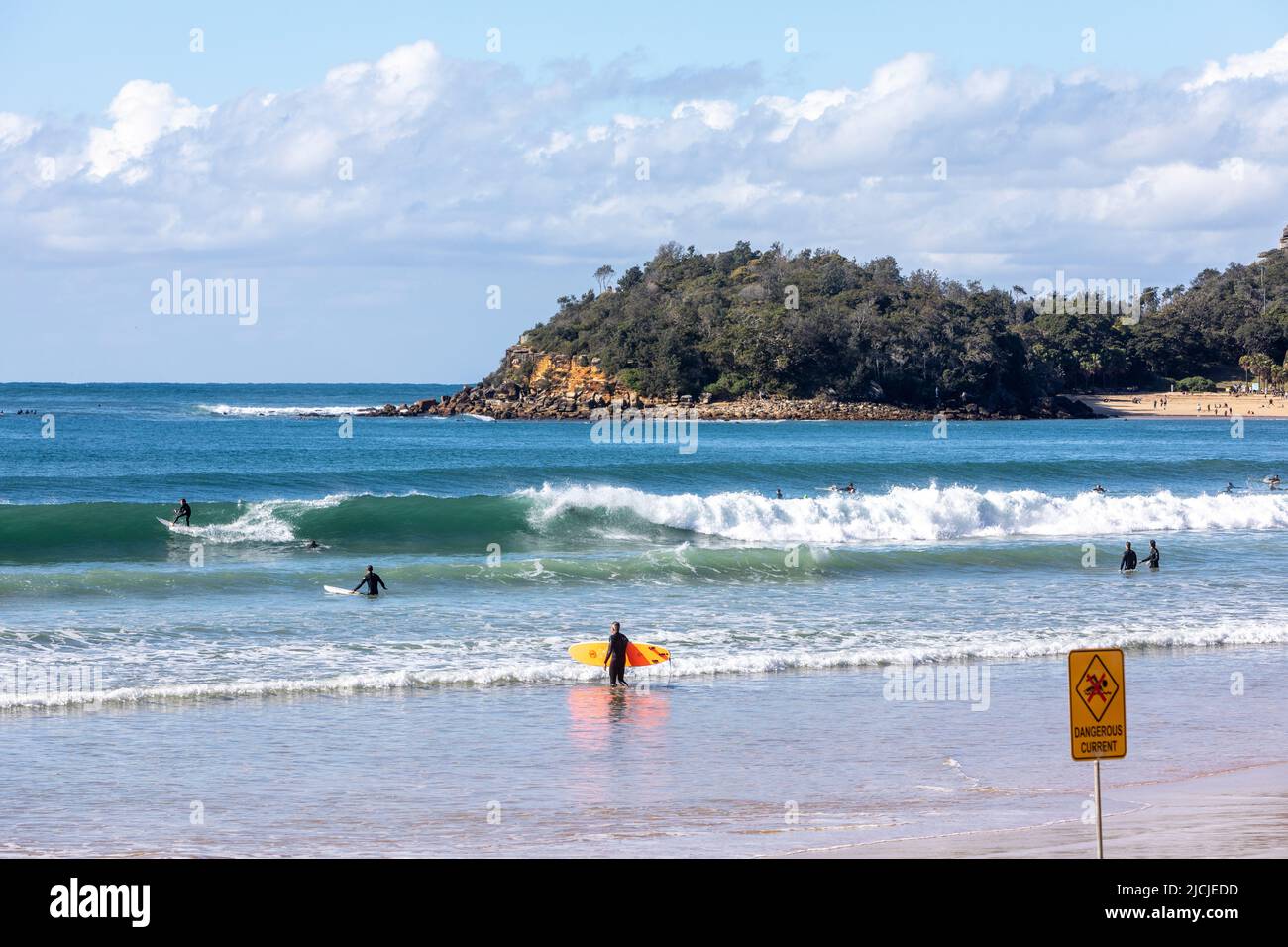 Manly Beach Australien, Wintertag mit blauem Himmel, Surfer im Meer, Shelly Beach in der Ferne, Sydney, Australien Stockfoto