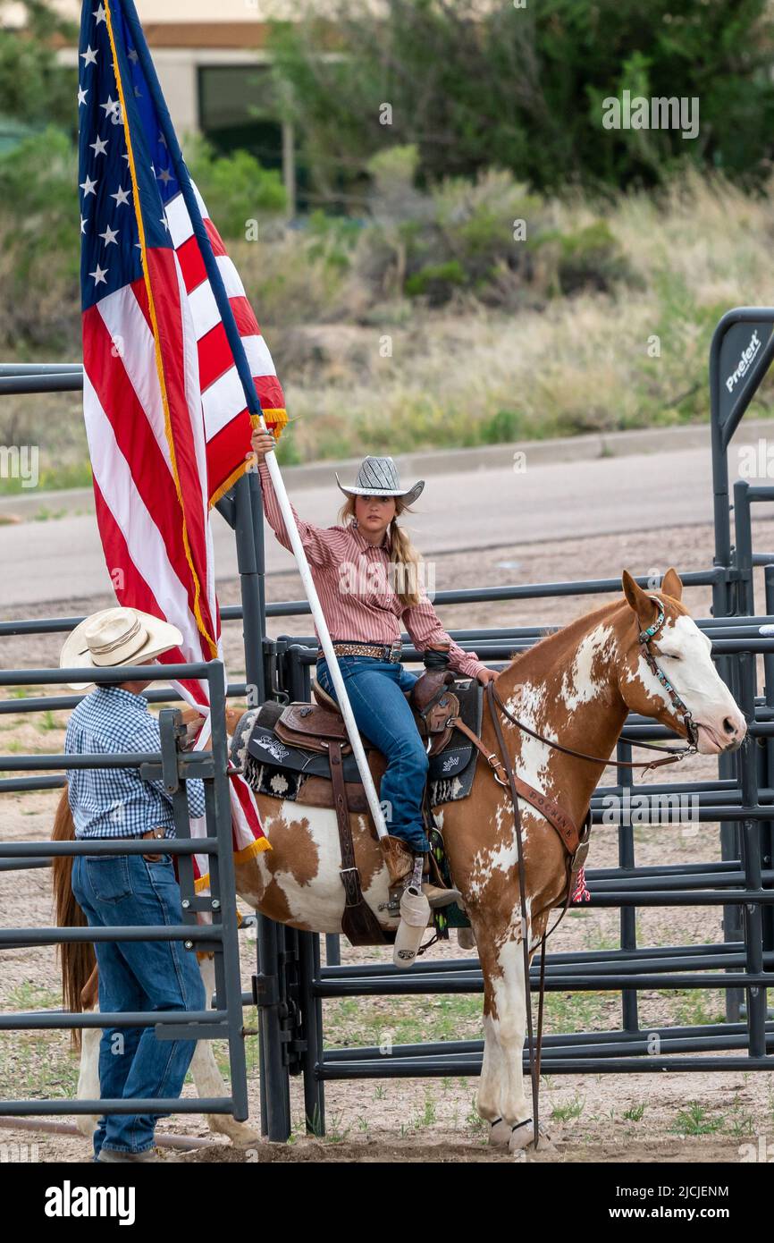 Das Rodeo in Colorado Springs, Colorado, beginnt mit der Nationalhymne und der US-Flagge Stockfoto