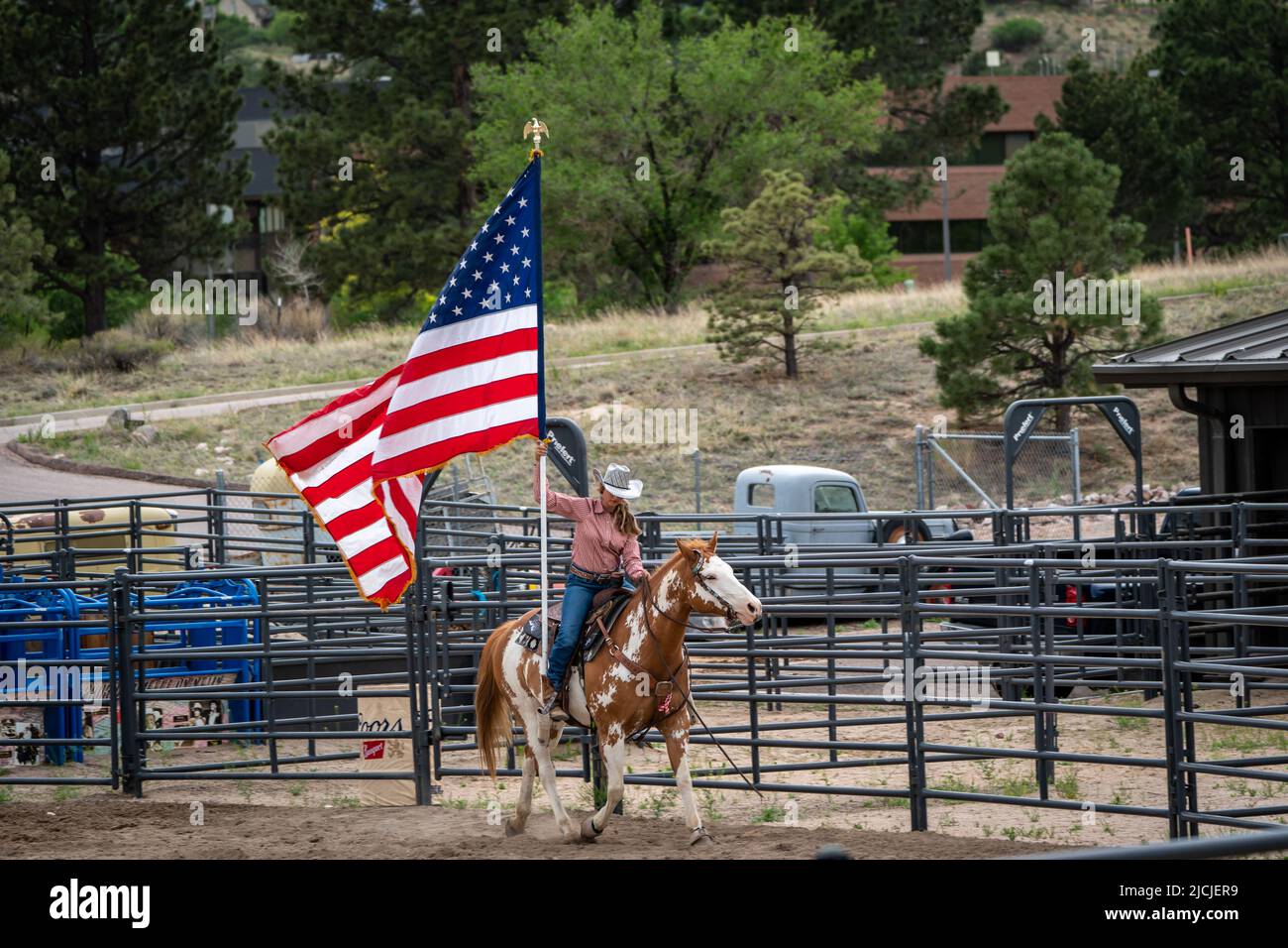 Das Rodeo in Colorado Springs, Colorado, beginnt mit der Nationalhymne und der US-Flagge Stockfoto