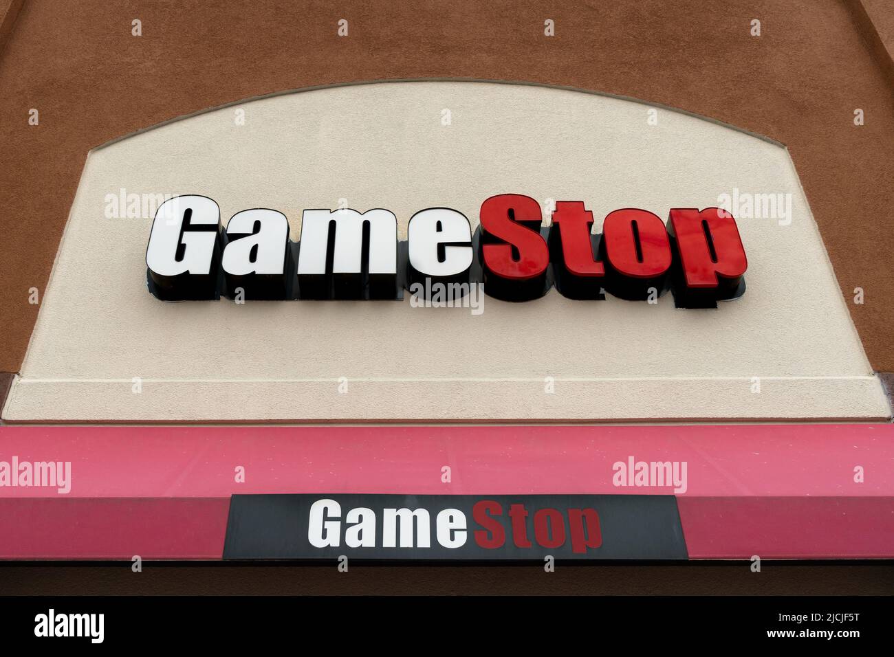MINNEAPOLIS, MN, USA - 12. JUNI 2022:Game Stop Retail Store Exterieur und Markenlogo. Stockfoto
