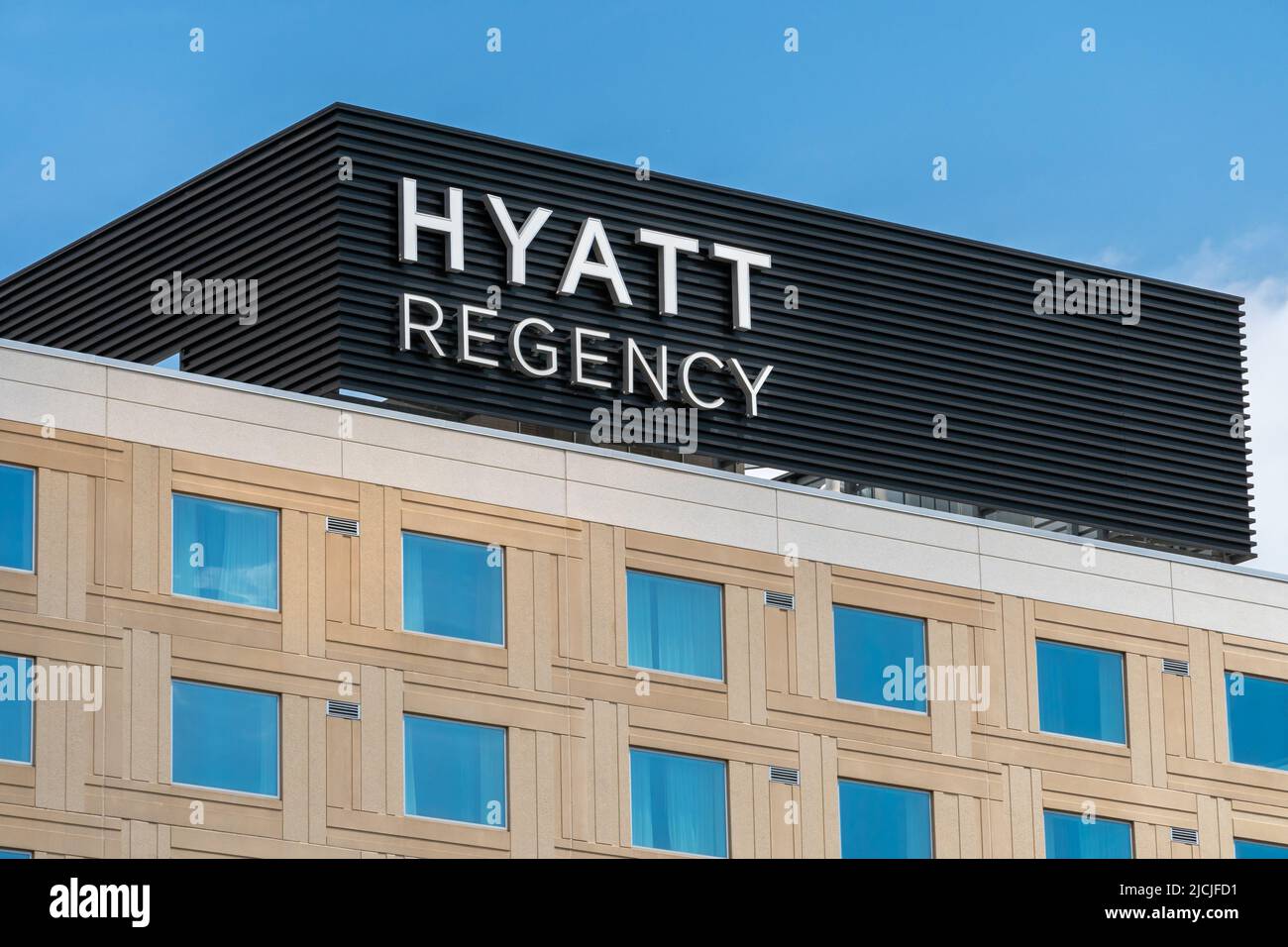 BLOOMINGTON, MN, USA - 13. JUNI 2022: Außenansicht des Hyatt Regency Hotels und Markenlogo Stockfoto