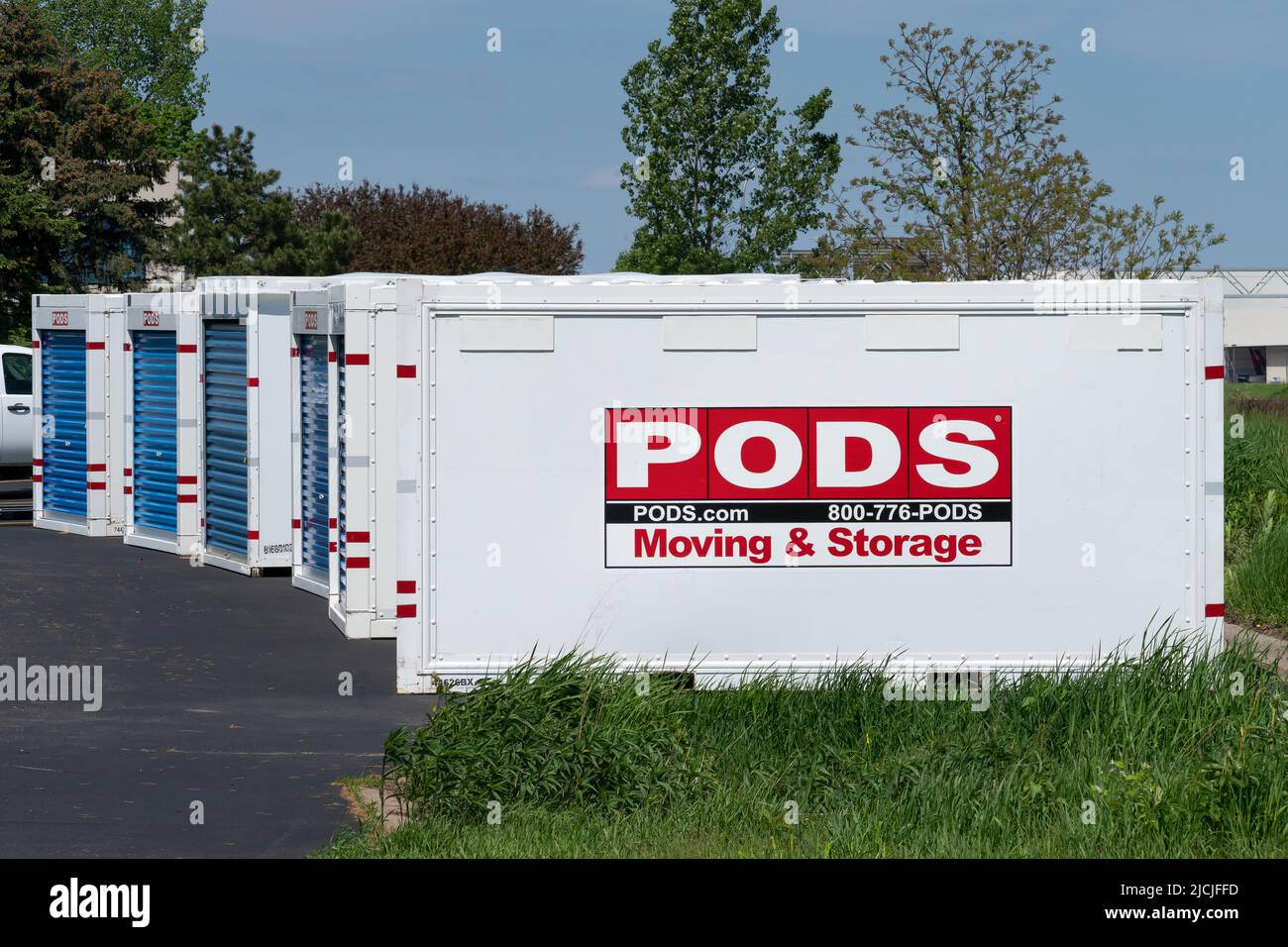 BLOOMINGTON, MN, USA - 13. JUNI 2022:PODS Moving and Storage Containers und Markenlogo. Stockfoto