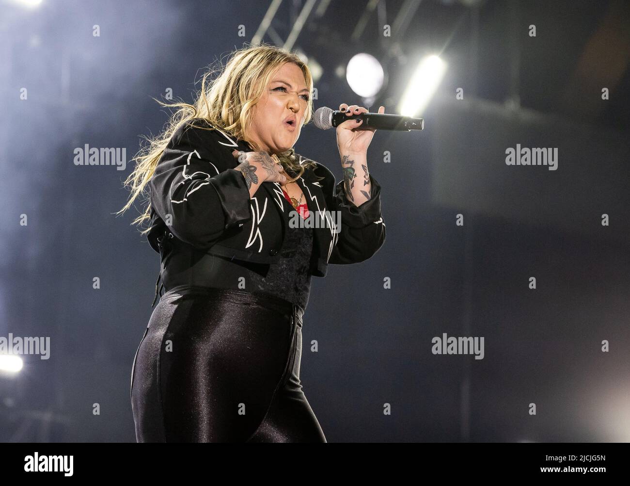Elle King tritt am 4. Tag des CMA FEST 2022 im Nissan Stadium am 12. Juni 2022 in Nashville, Tennessee, auf. Foto: Amiee Stubbs/ImageSPACE/Sipa USA Stockfoto