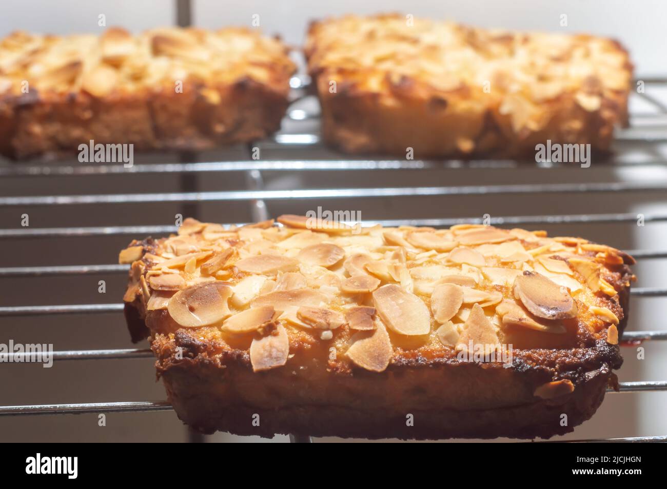 Bostocks mit Zusatz von Mandelcreme (Frangipane) aus gebackenen Brioche-Scheiben, Nahaufnahme. Traditioneller französischer süßer Toast. Stockfoto