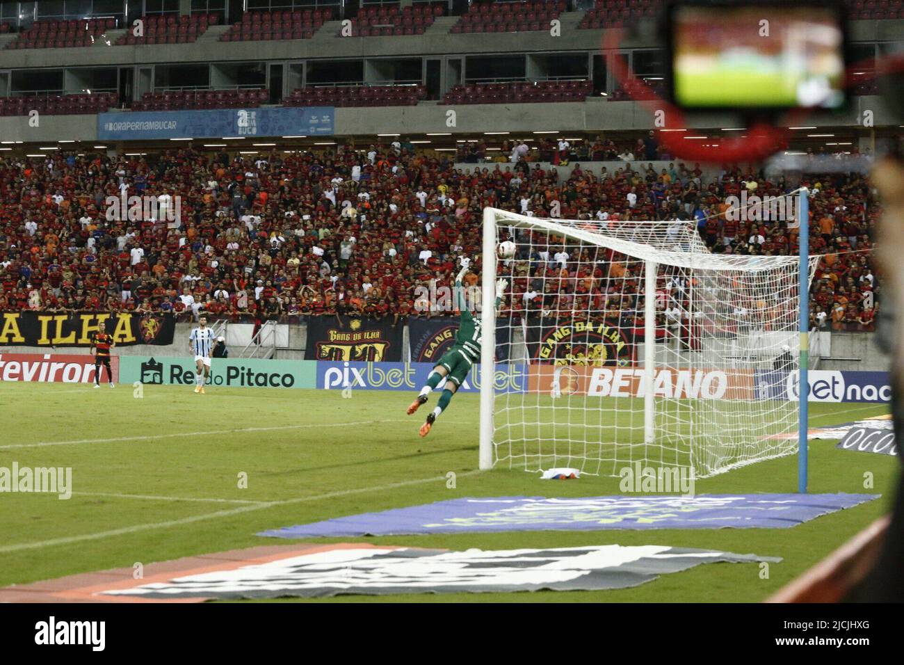 Recife, Pernambuco, Brasilien. 13.. Juni 2022. Brasilianische Fußballmeisterschaft - zweite Division: Sport vs Gremio. 13. Juni 2022, Sao Lourenco da Mata, Pernambuco, Brasilien: Fußballspiel zwischen Sport und Gremio, gültig für die 12. Runde der Brasilianischen Fußballmeisterschaft - zweite Division, die am Montag (13) im Stadion Arena Pernambuco in Sao Lourenco da Mata, Pernambuco, stattfand. Das Spiel endete mit einem Gleichstand von 0-0. Bild: Alzio Dias/Thenews2 (Bild: © Alzio Dias/TheNEWS2 via ZUMA Press Wire) Stockfoto