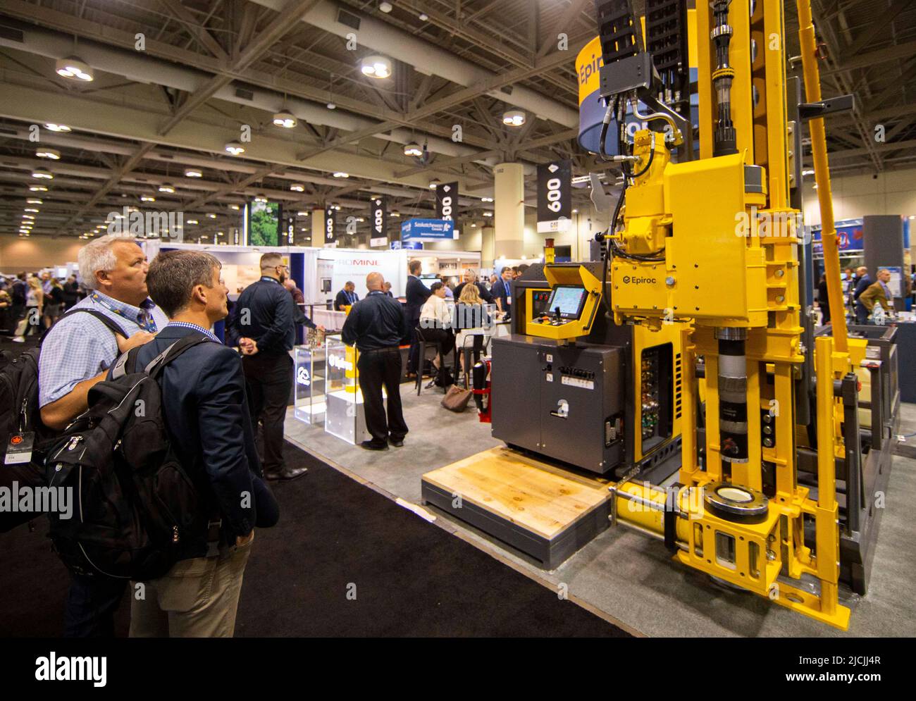 Toronto, Kanada. 13.. Juni 2022. Die Teilnehmer besuchen die Internationale Konferenz der Prospectors and Developers Association of Canada (PDAC) 2022 in Toronto, Kanada, am 13. Juni 2022. Die Veranstaltung findet vom 13. Bis 15. Juni hier vor Ort statt, gefolgt von einer Online-Veranstaltung vom 28. Bis 29. Juni. Quelle: Zou Zheng/Xinhua/Alamy Live News Stockfoto