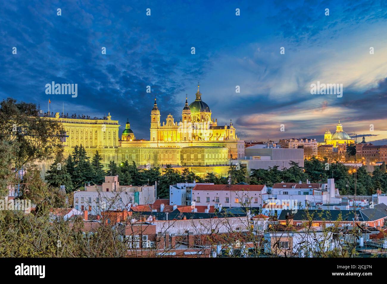 Madrid Spanien, nächtliche Skyline der Stadt an der Kathedrale von Almudena Stockfoto
