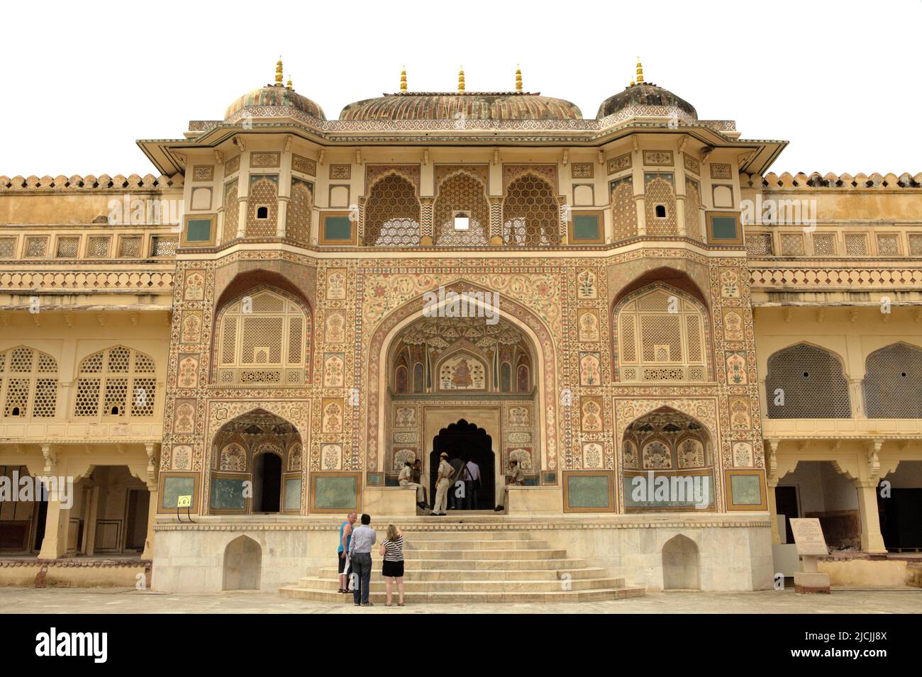 Fassade des Ganesh Pol Eingang in Rajput architektonischen Stil, mit einem oberen Teil mit Fenstern, wo Damen aus der königlichen Familie verwendet, um Veranstaltungen in Amer Fort in Amer, Rajasthan, Indien zu beobachten. Stockfoto