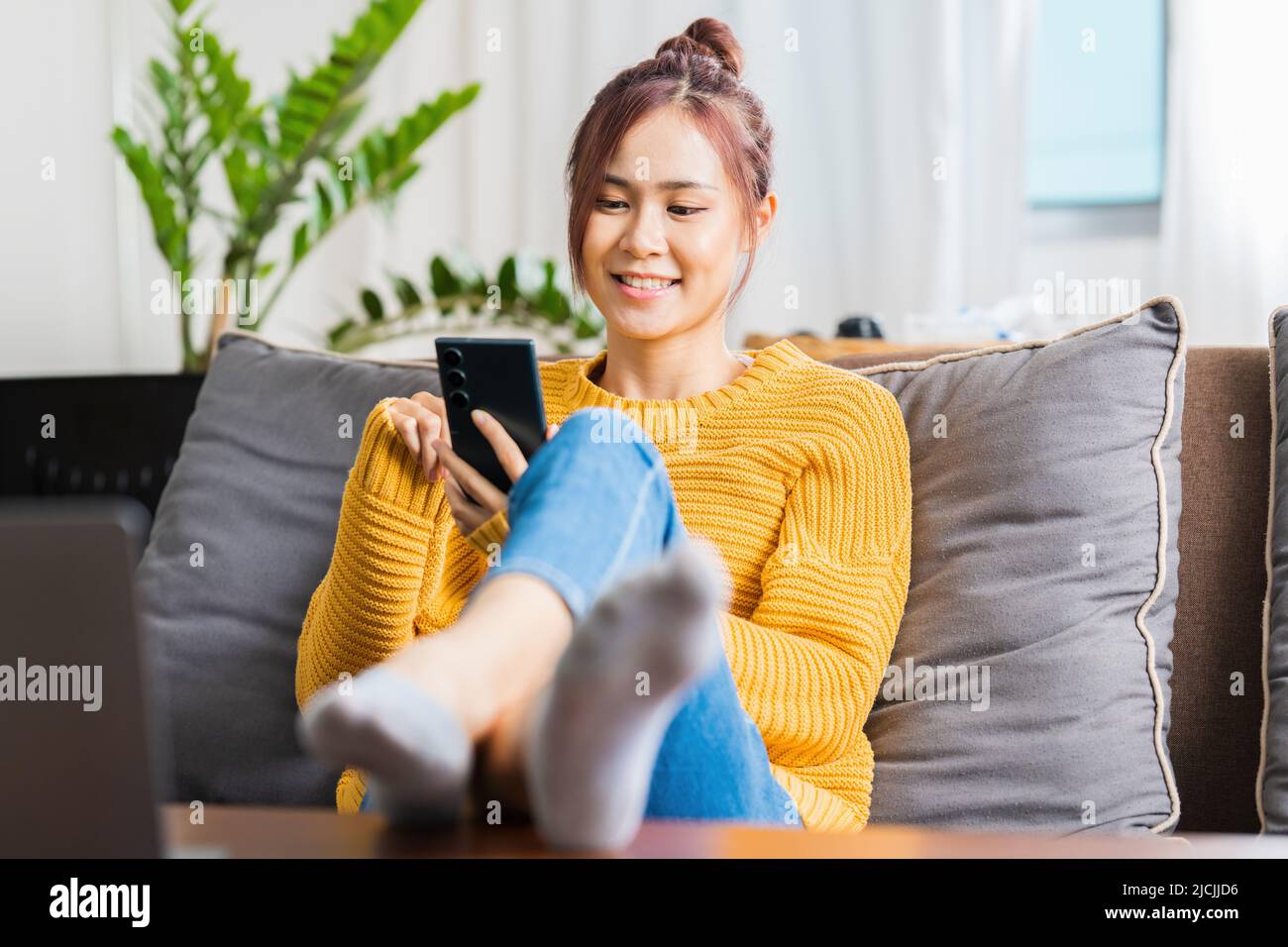 Porträt einer asiatischen Frau, die online mit einem Freund in der mobilen Chat-App über die Smartphone-Video-Chat-Anwendung chattet. Stockfoto