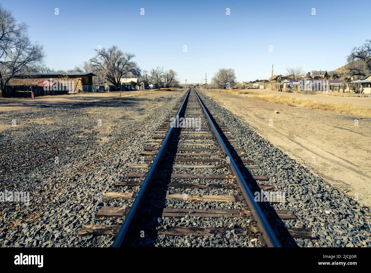 Eisenbahnlinie durch eine kleine Stadt Los Cerillos in New Mexico Stockfoto