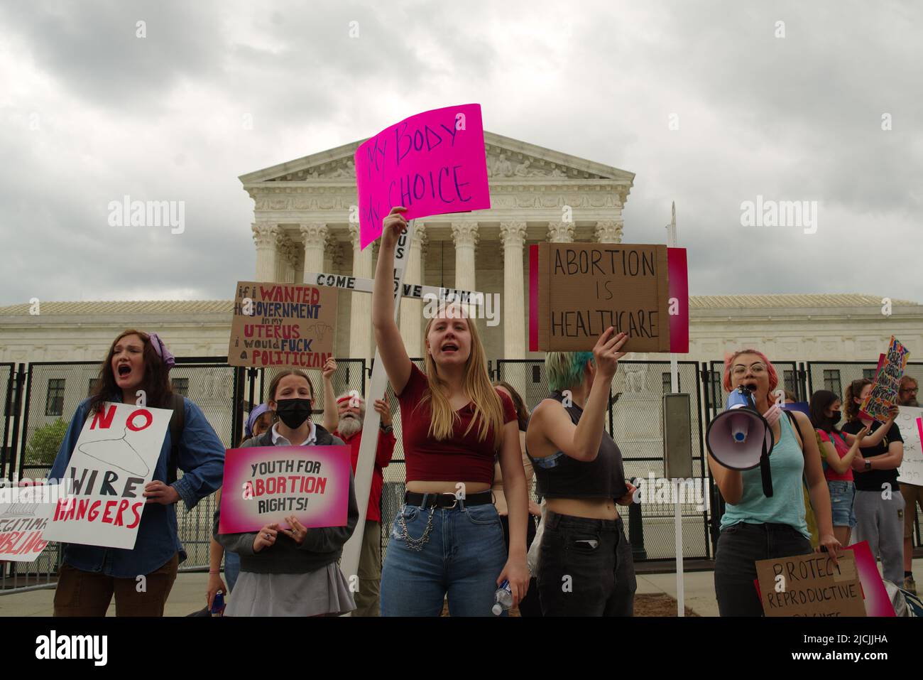 Washington - 5. Mai 2022: Wahlproter singen und halten Schilder, die Roe gegen Wade vor dem Obersten Gerichtshof der USA unterstützen. Stockfoto