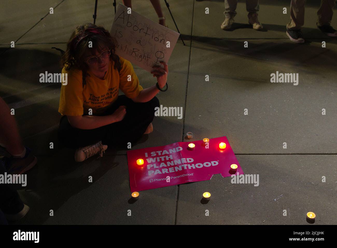 Washington - 2. Mai 2022: Ein Pro-Choice-Protestler sitzt mit einem Schild vor dem Obersten Gerichtshof der USA, der die Entscheidung von Roe gegen Wade erwartet. Stockfoto