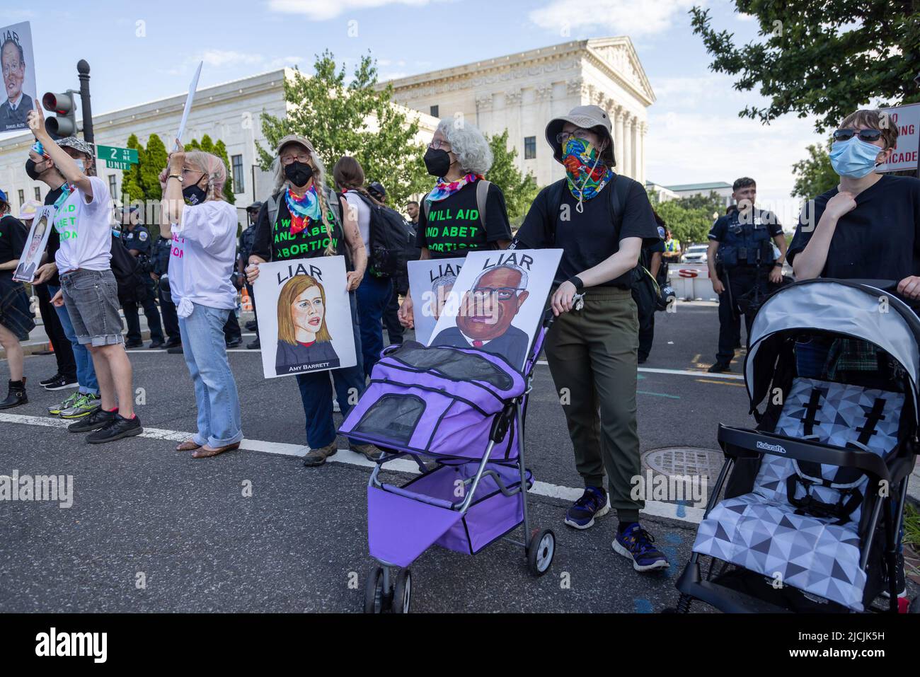 District of Columbia, USA. 12.. Juni 2022. Hunderte von Abtreibungsrechten und Anit-Abtreibungsprotestanten konfrontieren sich am 13. Juni 2022 in Washington um den Obersten Gerichtshof der Vereinigten Staaten, DC die angespannte Gegenübernahme ist eine Reaktion auf einen durchgesickerten Entwurf einer Stellungnahme des Obersten Gerichtshofs Dobbs v. Jackson, der darauf hindeutet, dass das Gericht Roe v. Wade stürzen könnte. Diese neue Stellungnahme könnte es den Staaten ermöglichen, ihre eigenen Abtreibungsgesetze zu erlassen. (Foto von Michael Nigro/Sipa USA)? Quelle: SIPA USA/Alamy Live News Stockfoto