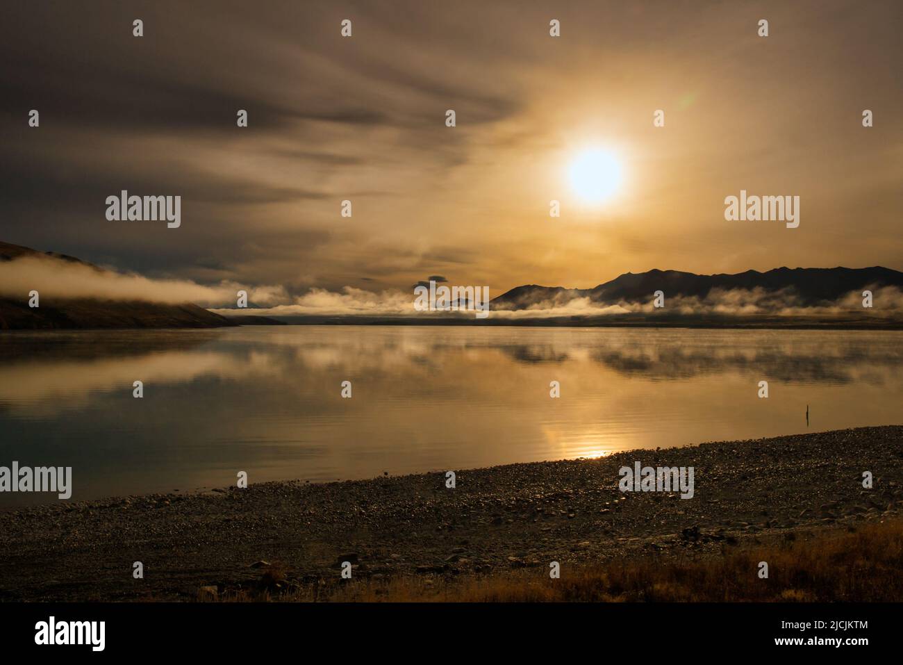 moody, neblig neblig und bewölkt Tag am Vormittag Dunst mit der Sonne versucht, durch über dem südlichen See zu brechen Stockfoto