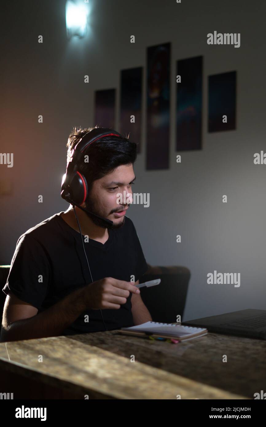 Erfahrene Englischlehrerin gibt Online-Kurse auf einem Laptop, chattet mit Schülern und nimmt von zu Hause aus an Webinaren Teil. Sprachschullehrer expl Stockfoto