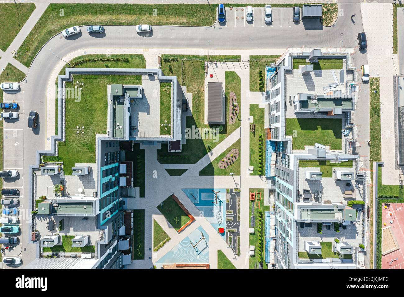 Moderne städtische Wohnungen. Grüne Dächer auf der Oberseite der Gebäude. Spielplatz im Innenhof. Luftaufnahme von oben. Stockfoto