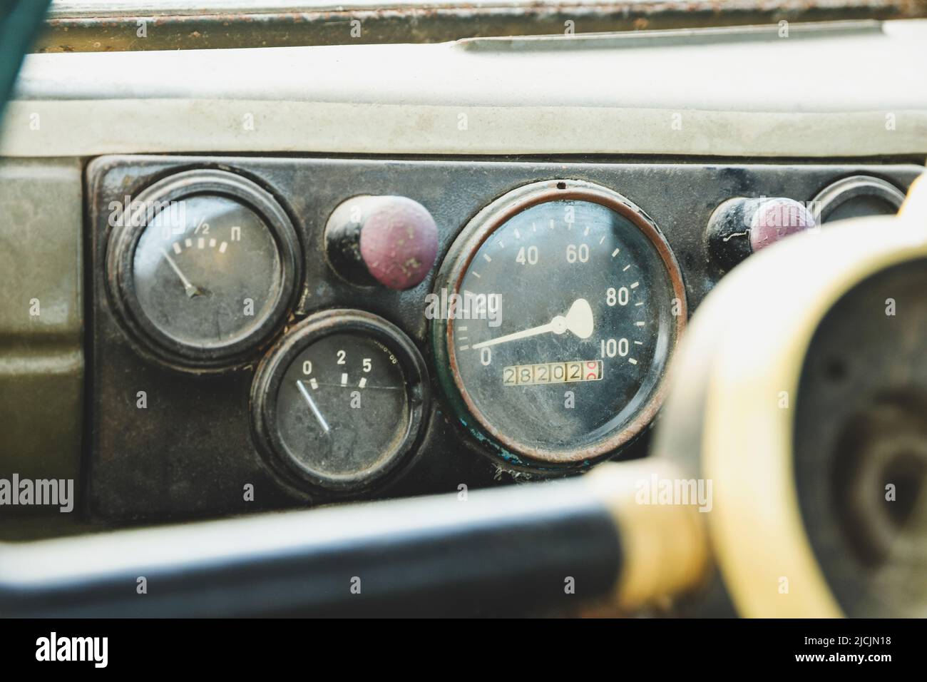 Das Armaturenbrett in einem alten Auto Nahaufnahme. Tachometer und Anzeigen Stockfoto