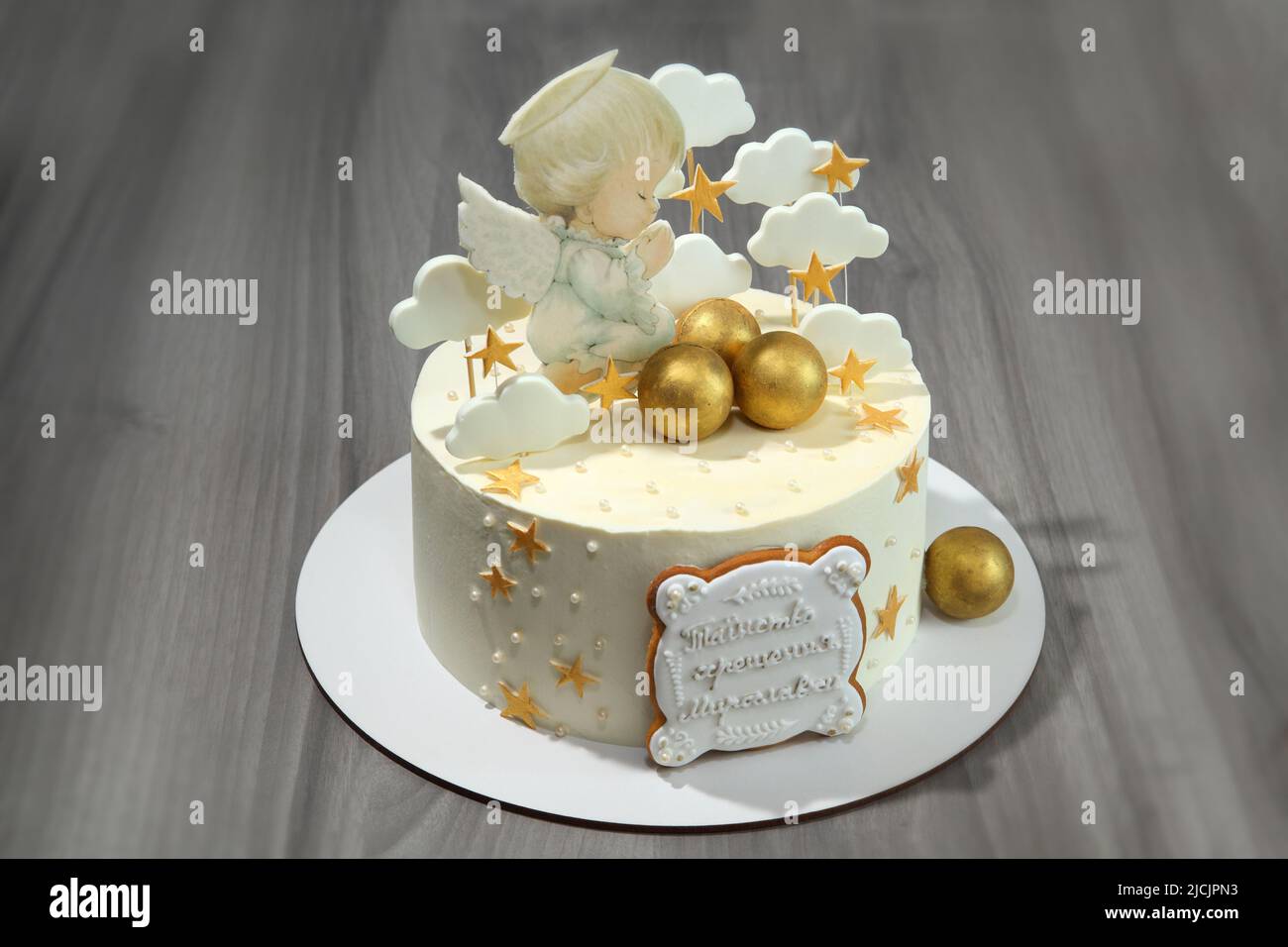 Festkuchen für den Tag der Taufe des Kindes. Die Inschrift auf dem Kuchen mit dem Namen des Kindes. Sehr schöner Baby Kuchen. Stockfoto