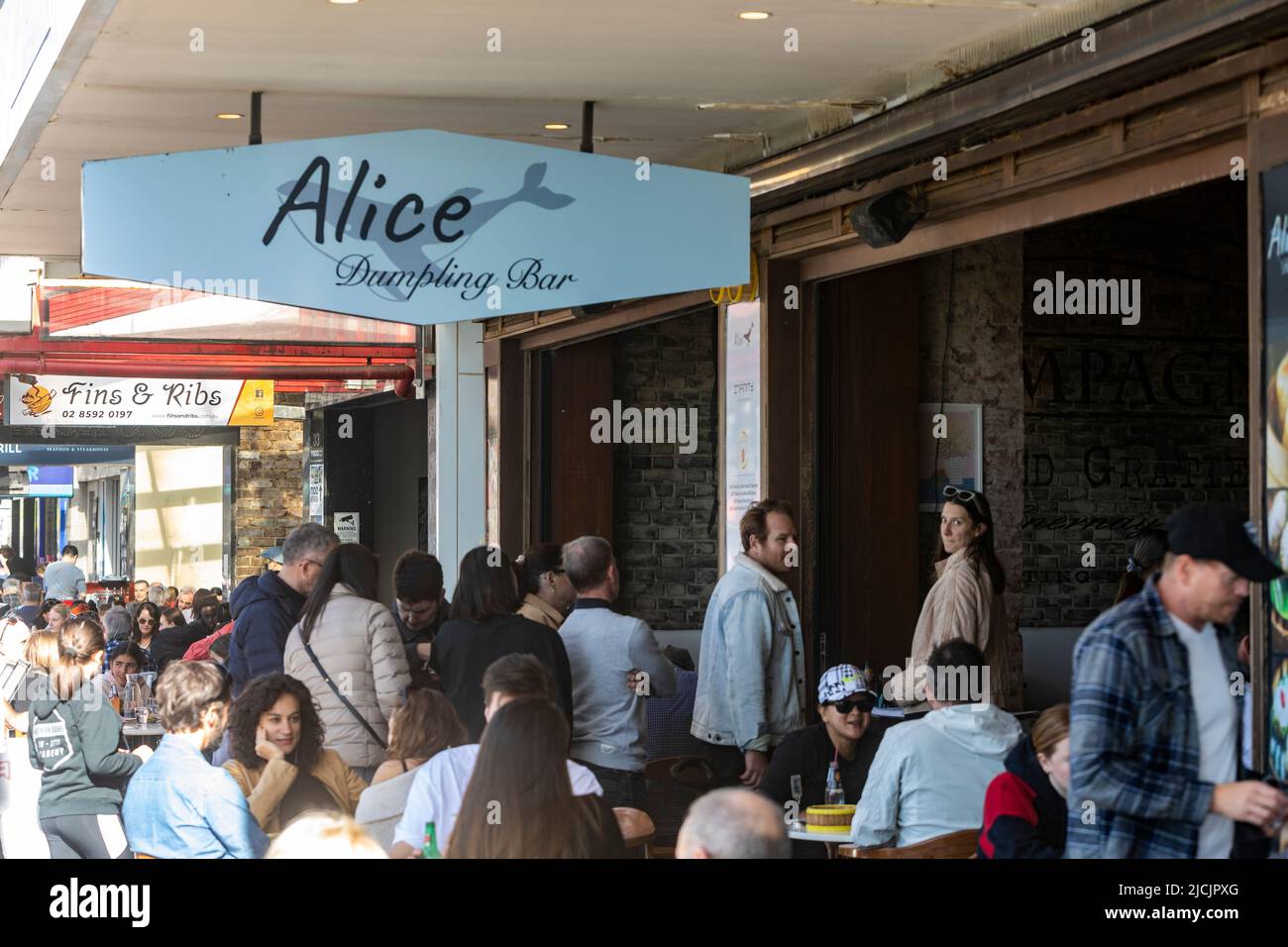 Australian Dumpling Bar Restaurant in Manly Beach Sydney mit Kunden essen Mittagessen, Sydney, NSW, Australien Stockfoto