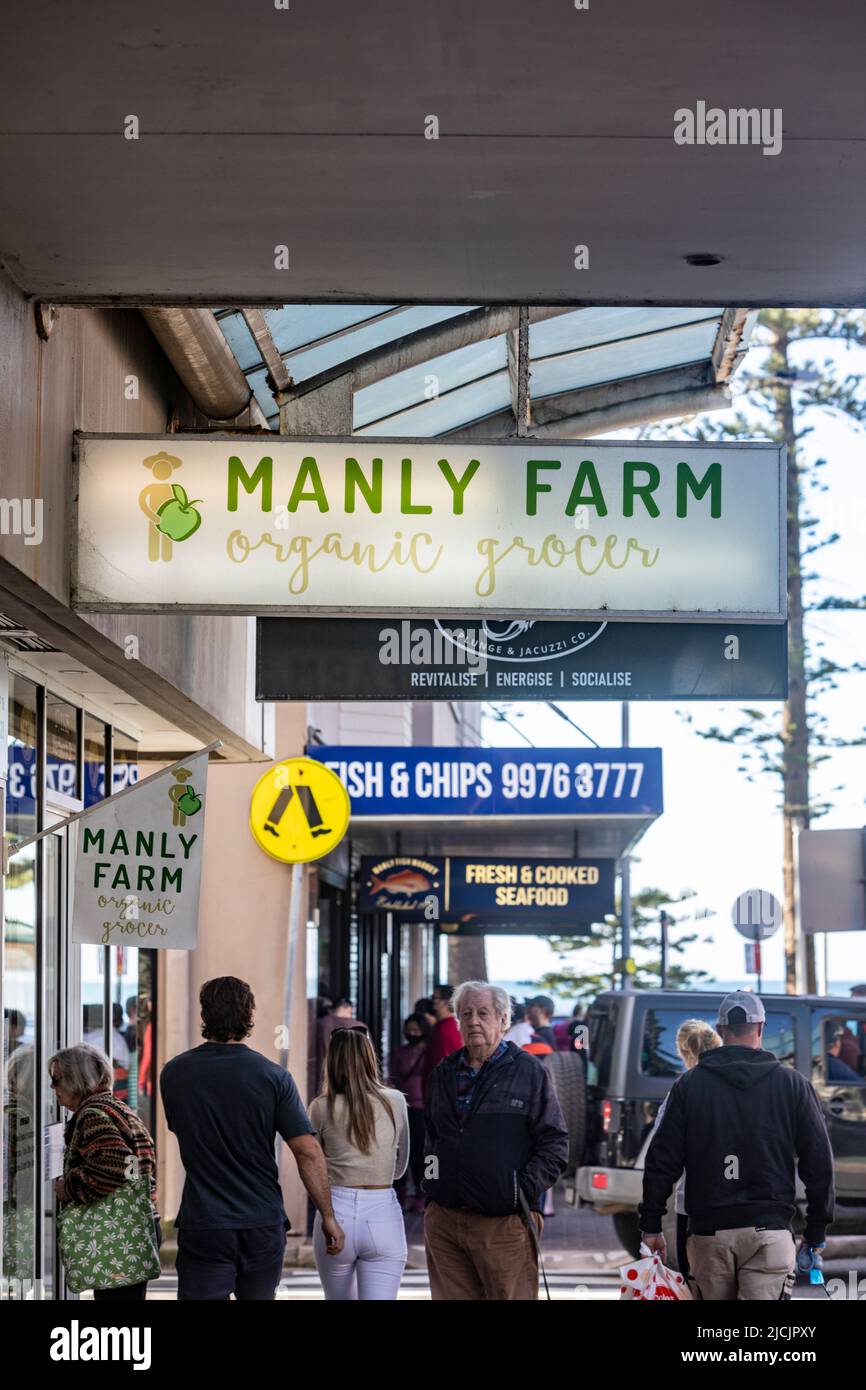 Bio-Lebensmittelgeschäft in Manly Beach Sydney, neben dem Fish and Chips Shop in der Hauptstraße, Manly, Sydney, Australien Stockfoto