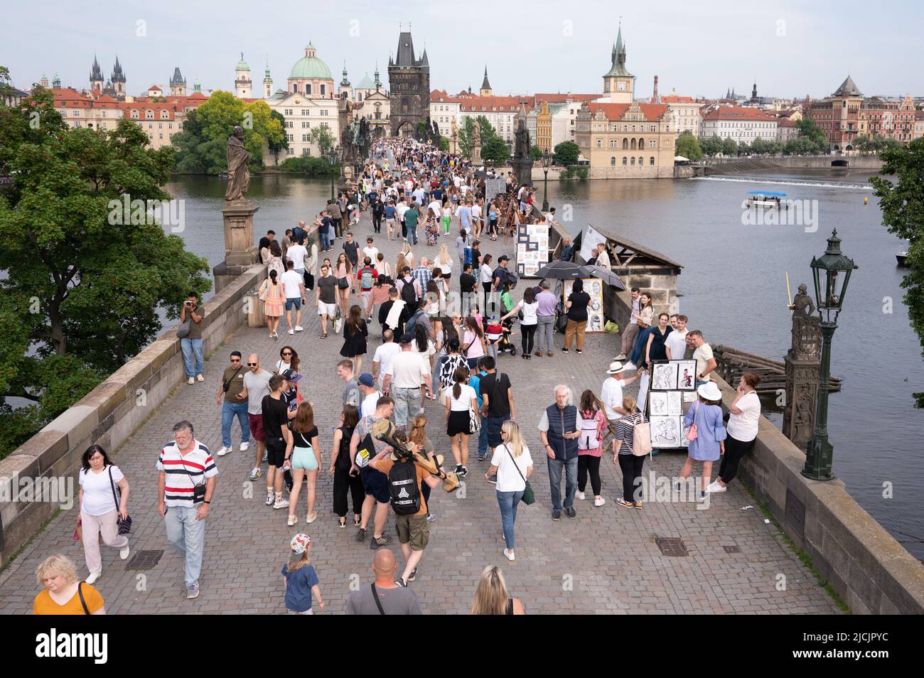 Prag, Tschechische Republik. 05.. Juni 2022. Passanten gehen über die Karlsbrücke. Quelle: Sebastian Kahnert/dpa/Alamy Live News Stockfoto