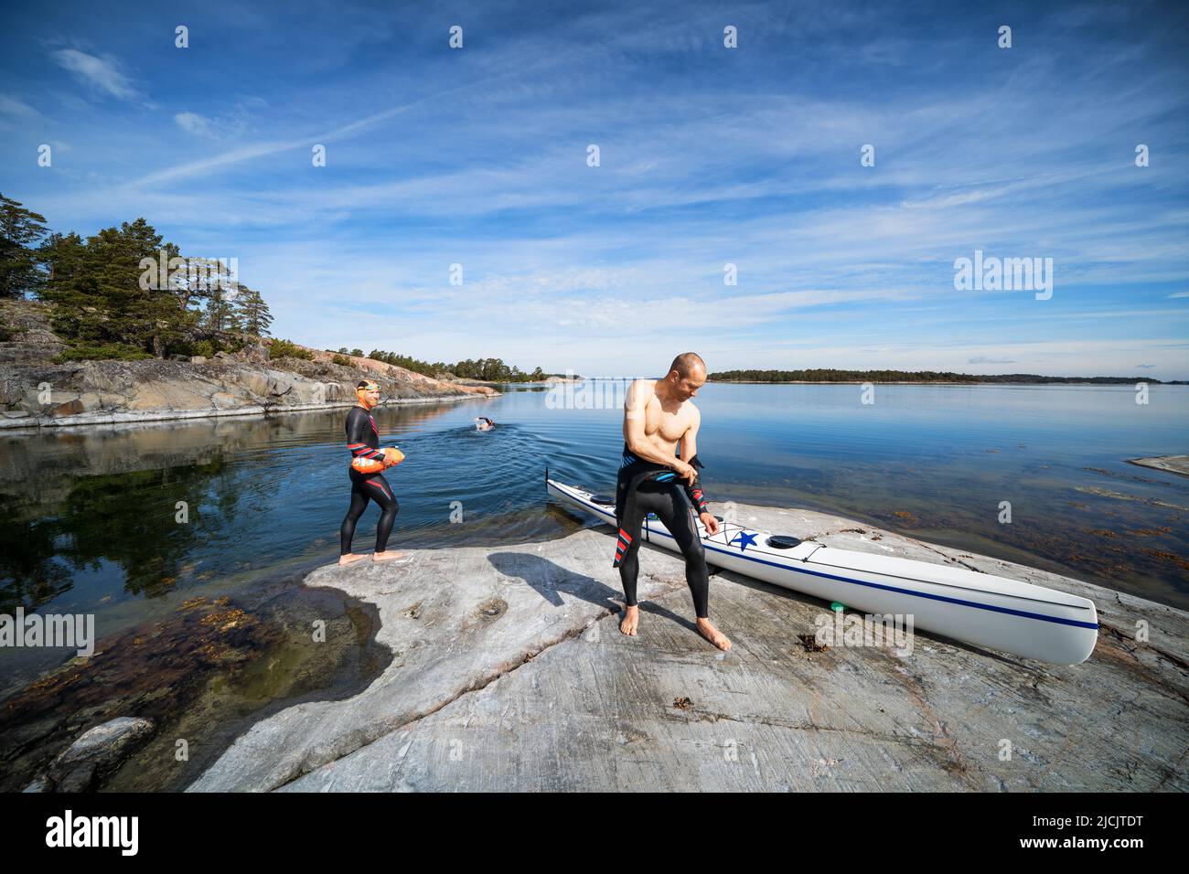 Machen Sie sich bereit für das Schwimmen im Freien auf der Insel Dalskär, Parainen, Finnland Stockfoto
