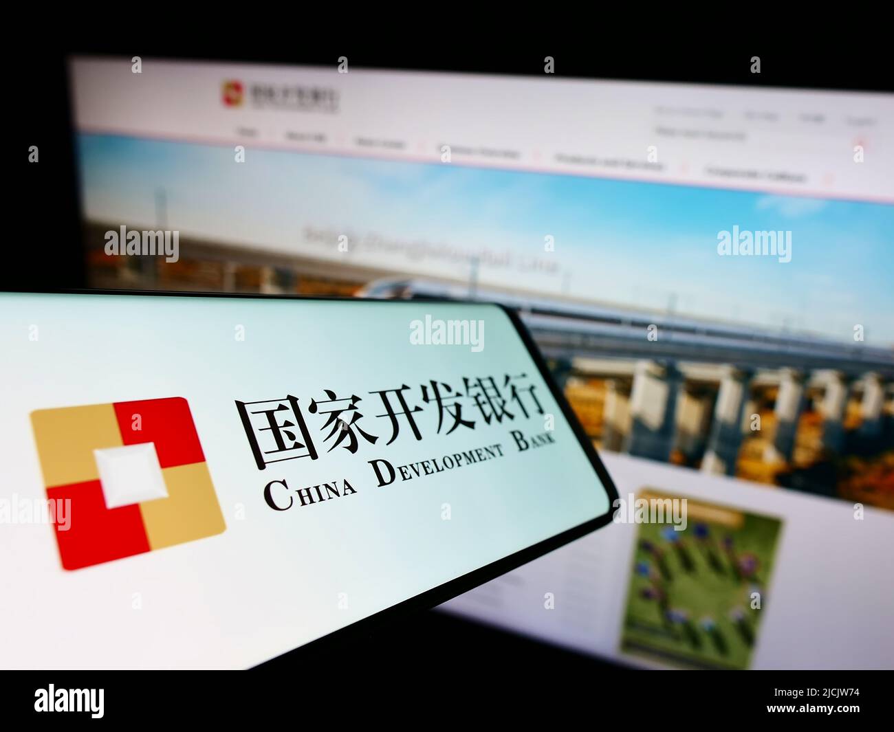 Smartphone mit Logo der China Development Bank (CDB) auf dem Bildschirm vor der Website. Konzentrieren Sie sich auf die Mitte links des Telefondisplays. Stockfoto