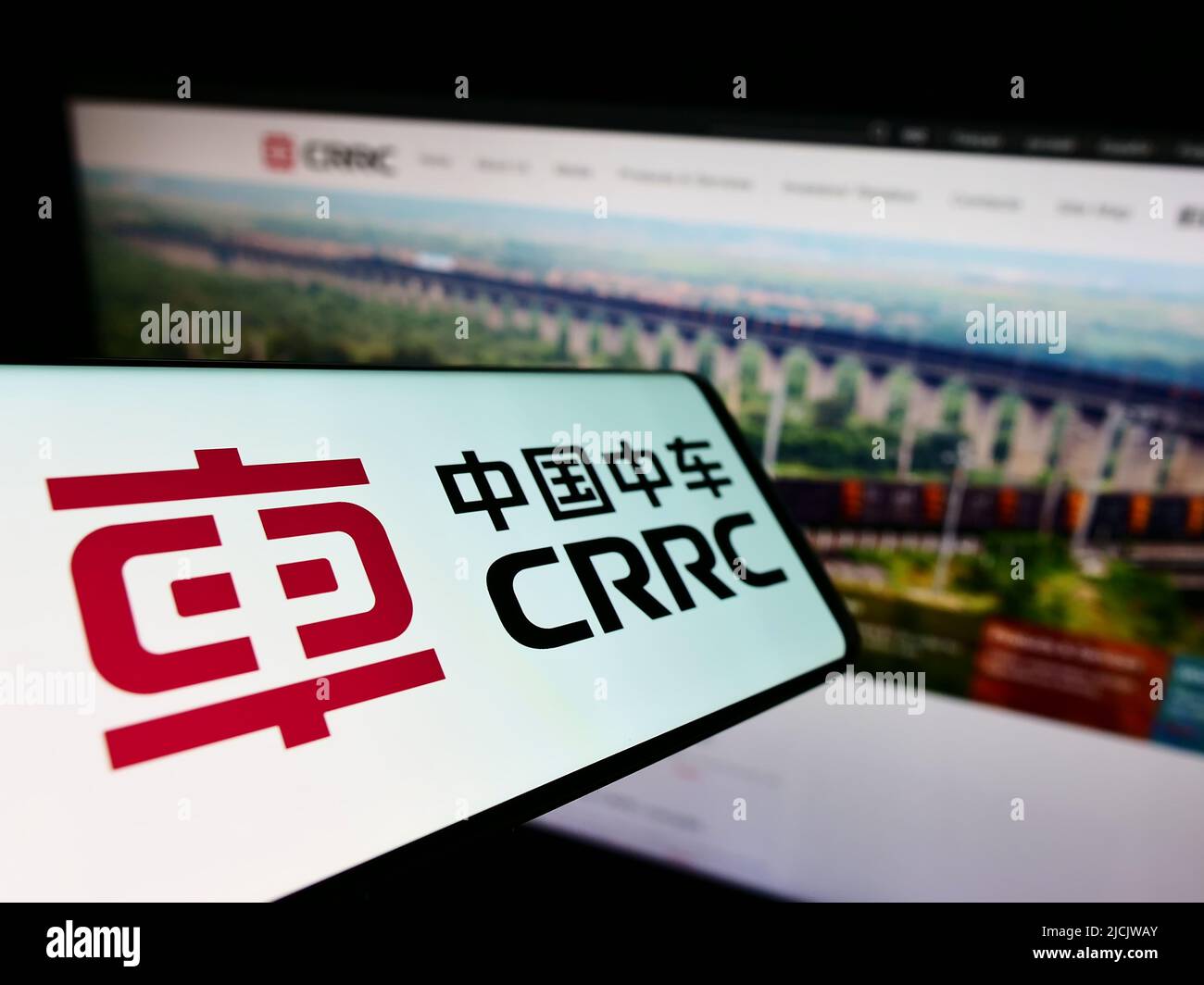 Smartphone mit Logo der chinesischen Firma CRRC Corporation Limited auf dem Bildschirm vor der Business-Website. Konzentrieren Sie sich auf die Mitte des Telefondisplays. Stockfoto