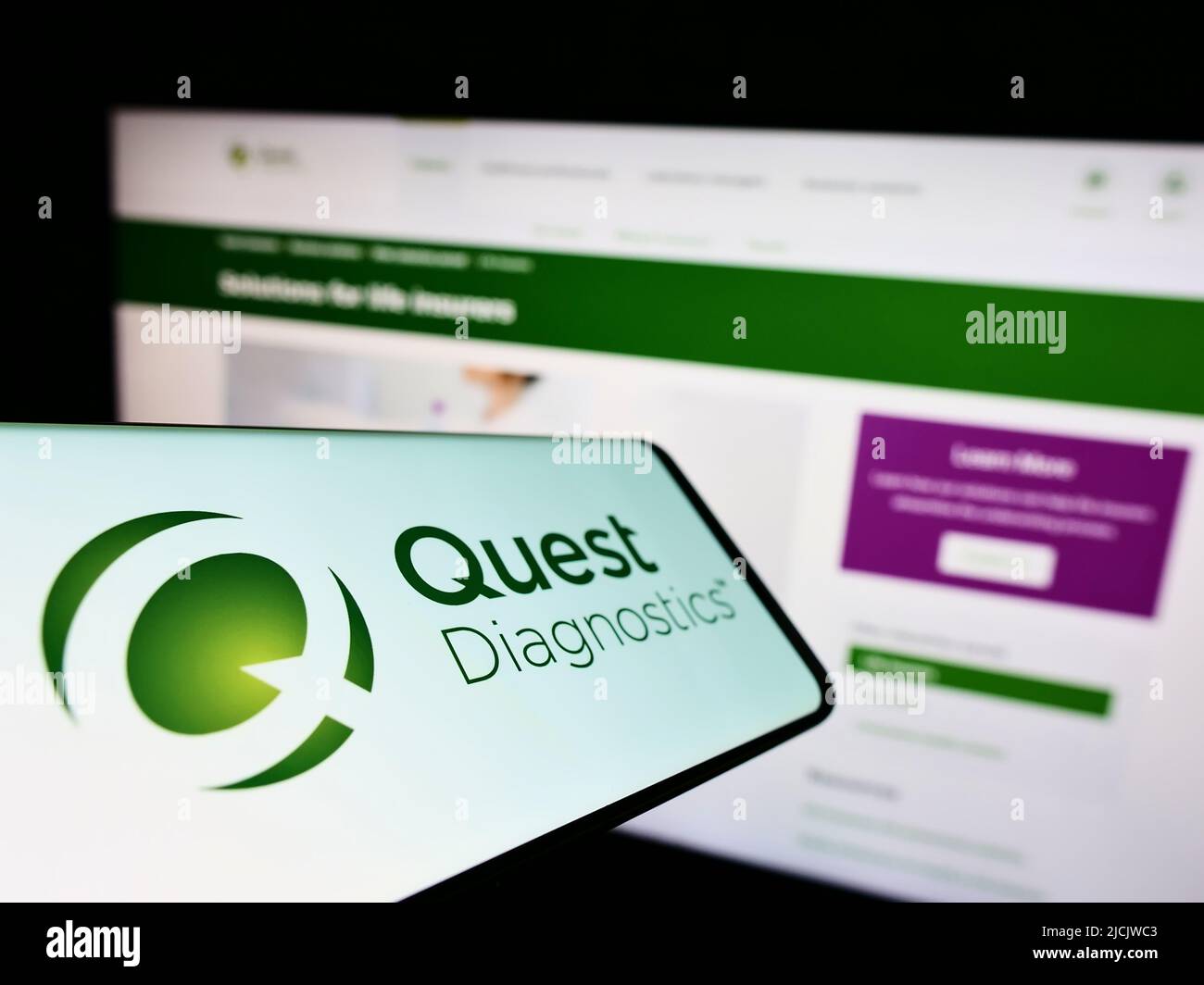 Mobiltelefon mit Logo des US-Laborunternehmens Quest Diagnostics Inc. Auf dem Bildschirm vor der Unternehmenswebsite. Konzentrieren Sie sich auf die Mitte des Telefondisplays. Stockfoto