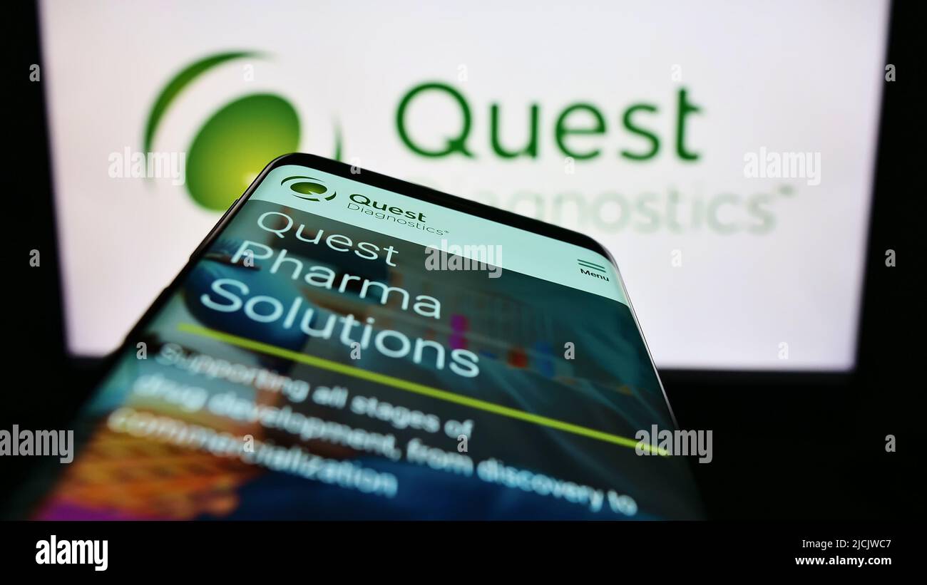 Smartphone mit Webseite des amerikanischen Laborunternehmens Quest Diagnostics Inc. Auf dem Bildschirm vor dem Logo. Konzentrieren Sie sich auf die obere linke Seite des Telefondisplays. Stockfoto