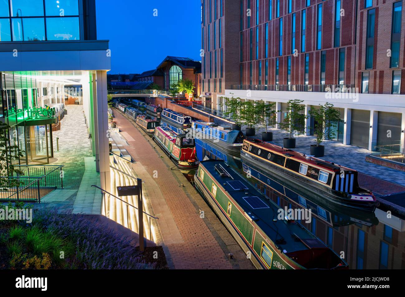 Kanalboote auf dem Oxford-Kanal in Banbury im Morgengrauen. Castle Quay Waterfront. Banbury, Oxfordshire, England Stockfoto