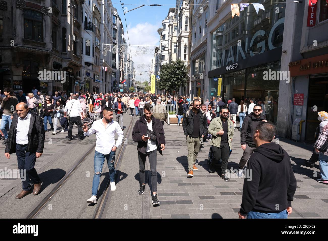 Istiklal Daddesi ist eine belebte Fußgängerzone mit Geschäften in der Türkei von Istanbul Stockfoto