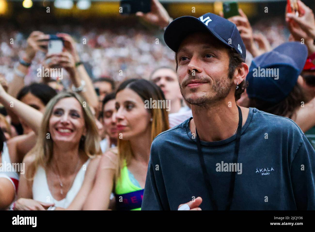 Valentino Rossi und Francesco Sofia Novello sind am 13 2022. Juni beim Konzert von Cesare Cremonini im Stadio Giuseppe Meazza in San Siro in Mailand zu sehen. Stockfoto