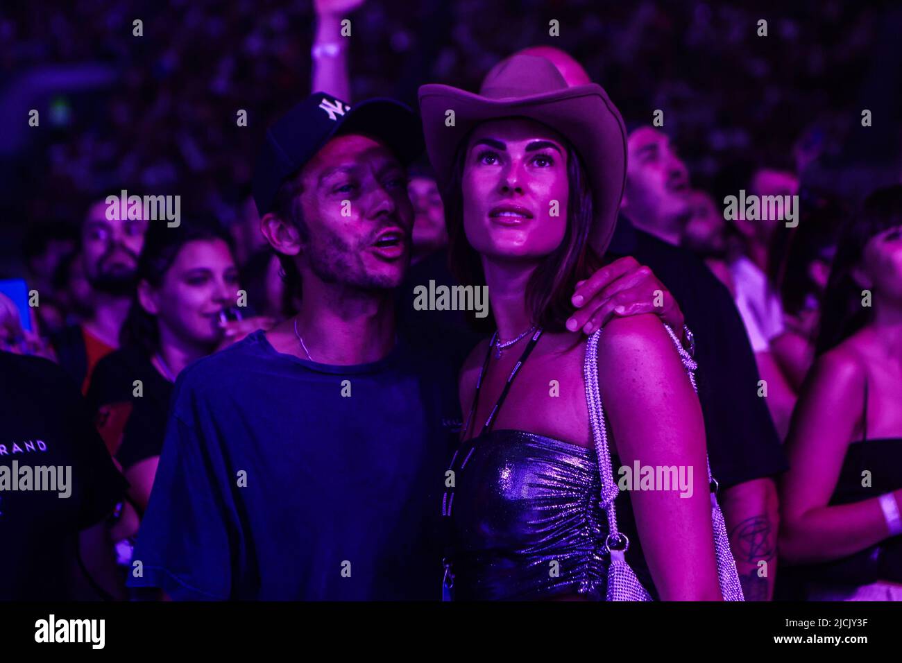 Valentino Rossi und Francesco Sofia Novello sind am 13 2022. Juni beim Konzert von Cesare Cremonini im Stadio Giuseppe Meazza in San Siro in Mailand zu sehen. Stockfoto