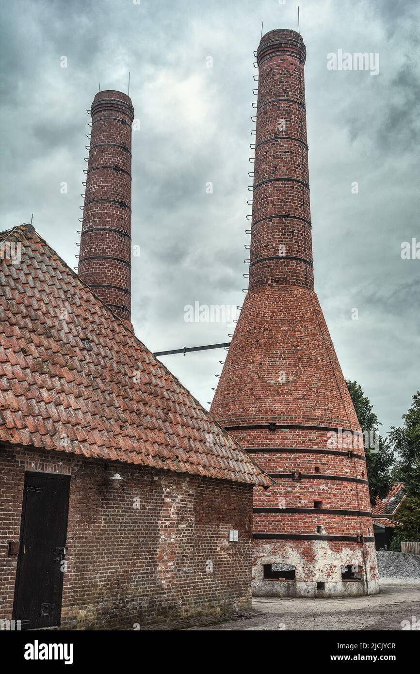 Enkhuizen, Niederlande - August 18,2021: Die ehemaligen Kalköfen von Akersloot wurden im Zuiderzee-Museum in Enkhuizen wieder aufgebaut. Stockfoto