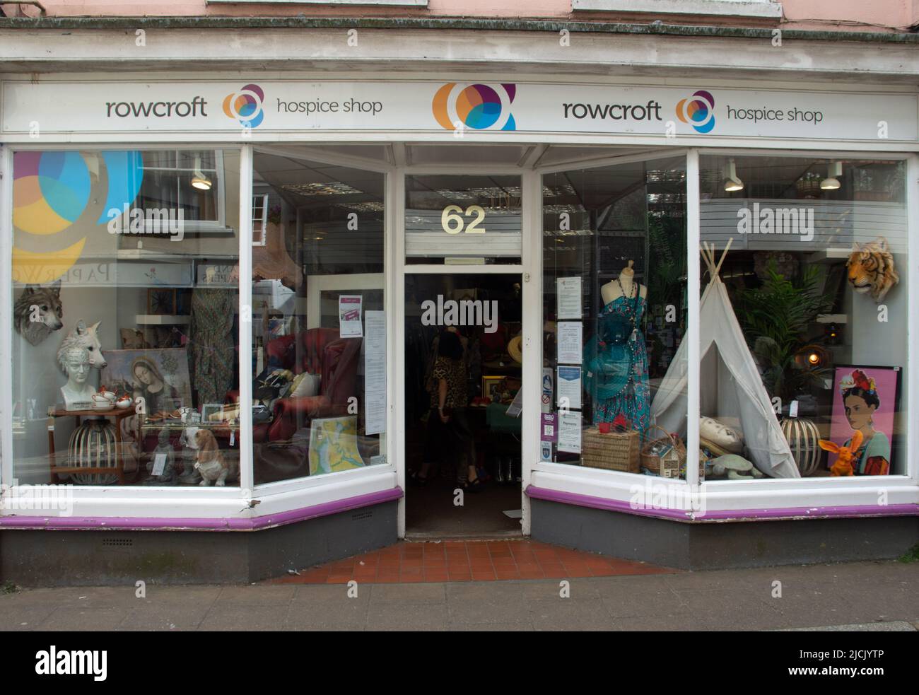 TOTNES, Großbritannien - 26. JUNI 2021 Rowcroft Hospiz-Shop auf der High Street an einem langsamen Shopping-Tag Stockfoto