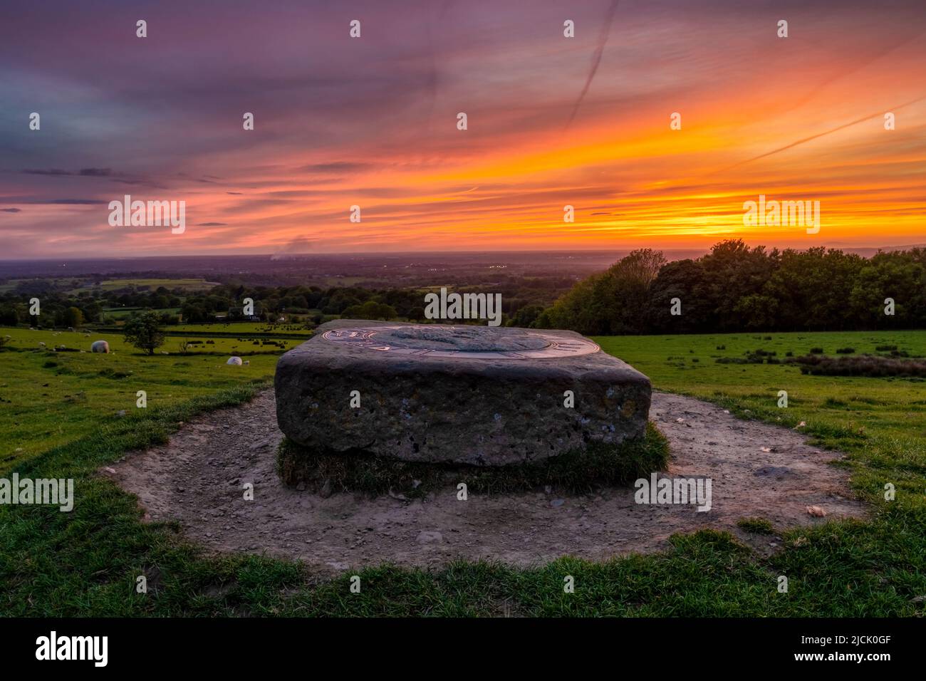 Sonnenuntergang vom Wainwright Memorial. Yellow Hills, Blackburn, Lancashire, UK - Blick auf die Fylde Coast Stockfoto