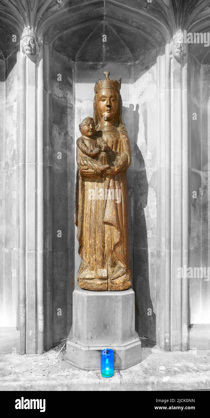 Holzstatue von Maria und ihrem Sohn Jesus Christus in der Kapelle der Gewissensgefangenen in der christlichen Kathedrale von Salisbury, England. Stockfoto
